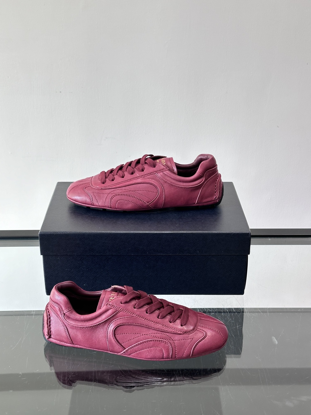 Prada Montecarlo男士薄底运动鞋，采用优质NaPPa皮革，质感细腻又耐用。灵感源自赛车运动