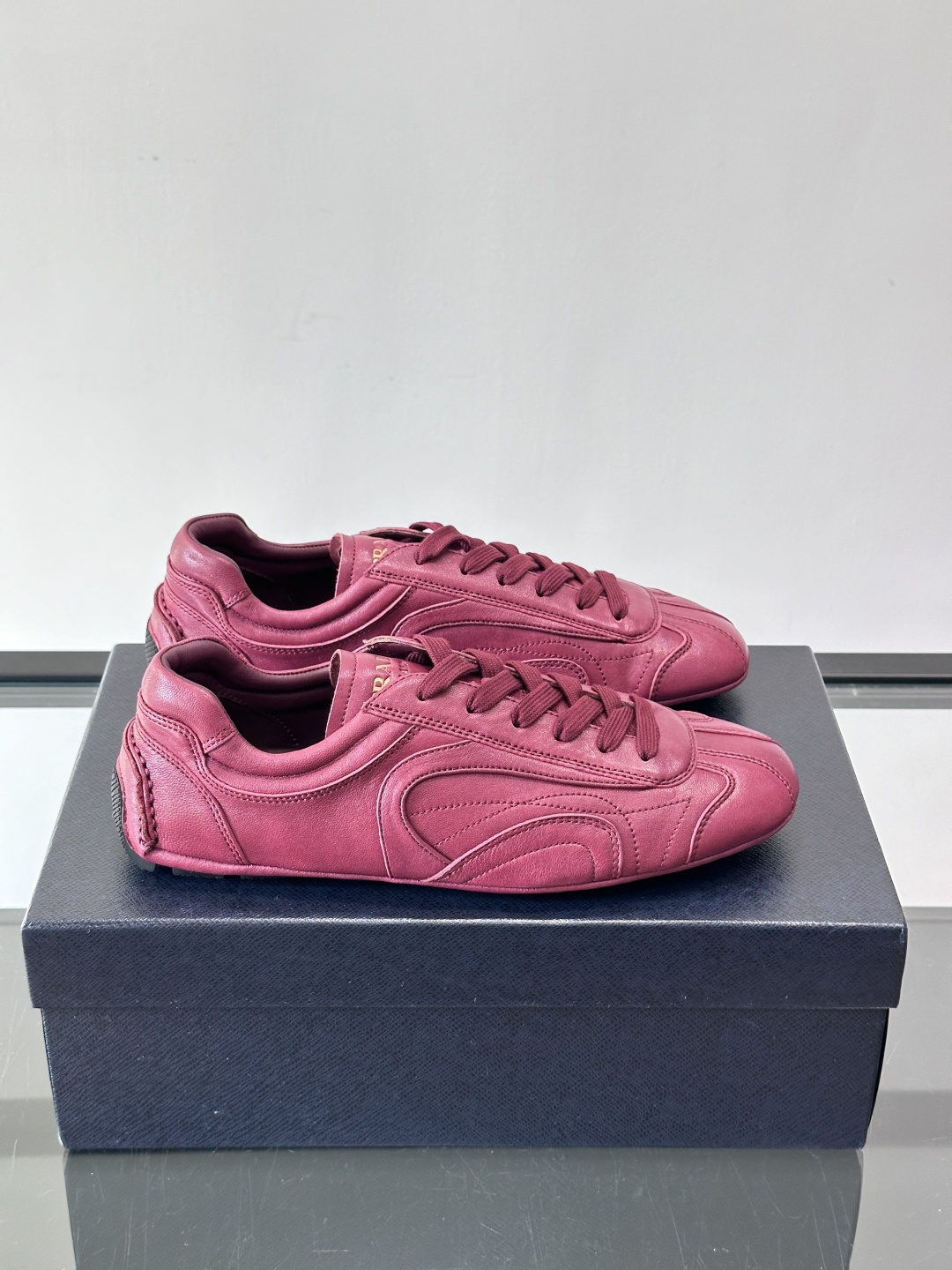 Prada Montecarlo男士薄底运动鞋，采用优质NaPPa皮革，质感细腻又耐用。灵感源自赛车运动