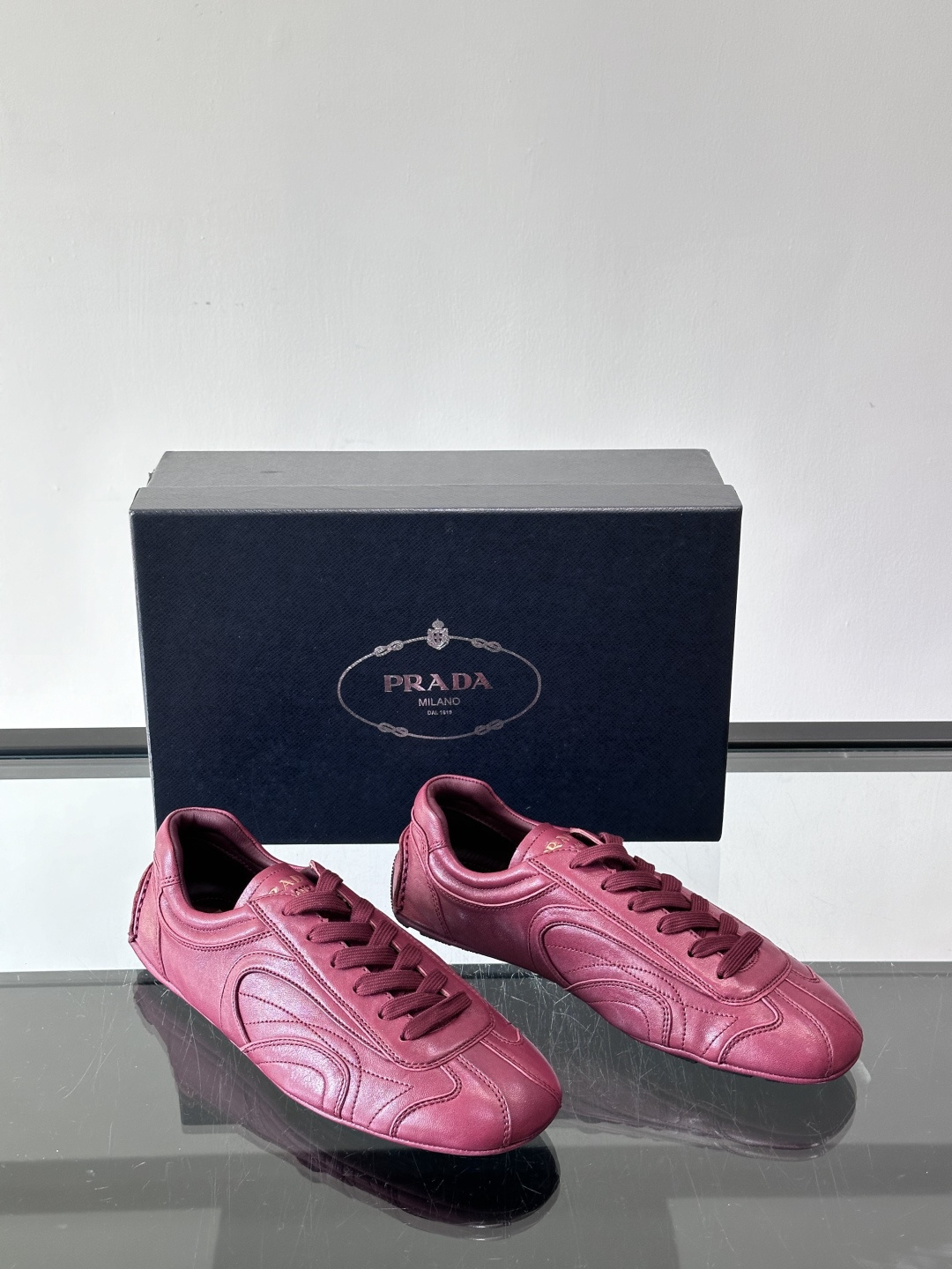 Prada Montecarlo男士薄底运动鞋，采用优质NaPPa皮革，质感细腻又耐用。灵感源自赛车运动