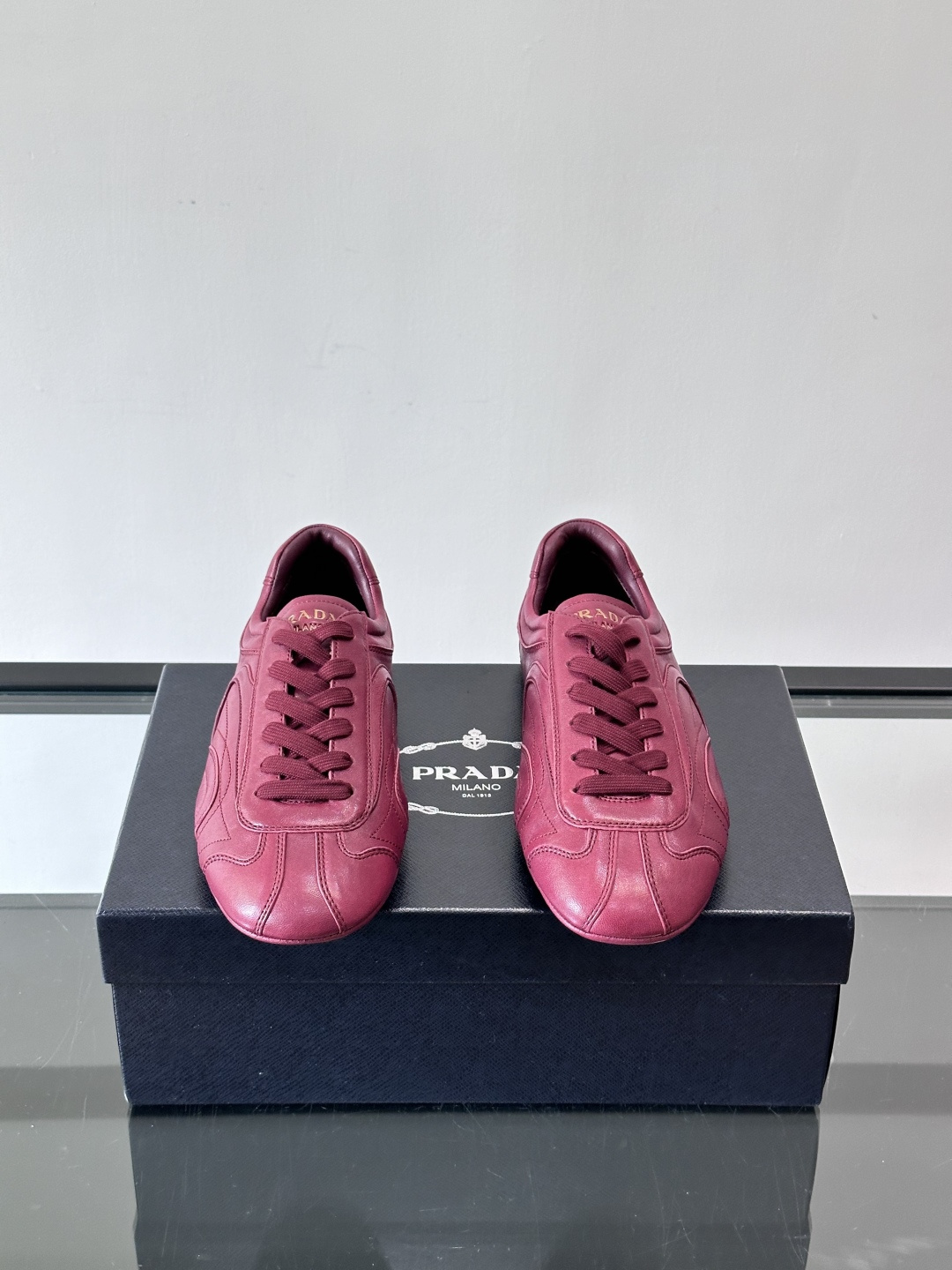 Prada Montecarlo男士薄底运动鞋，采用优质NaPPa皮革，质感细腻又耐用。灵感源自赛车运动