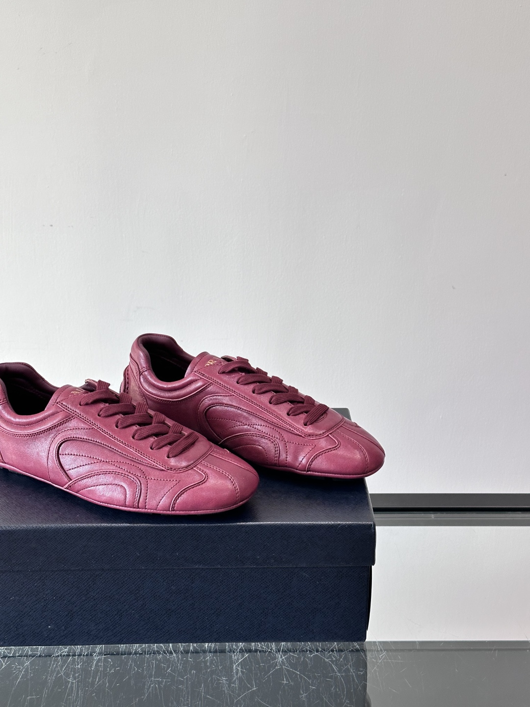 Prada Montecarlo男士薄底运动鞋，采用优质NaPPa皮革，质感细腻又耐用。灵感源自赛车运动