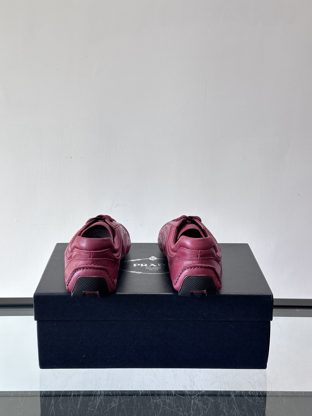 Prada Montecarlo男士薄底运动鞋，采用优质NaPPa皮革，质感细腻又耐用。灵感源自赛车运动