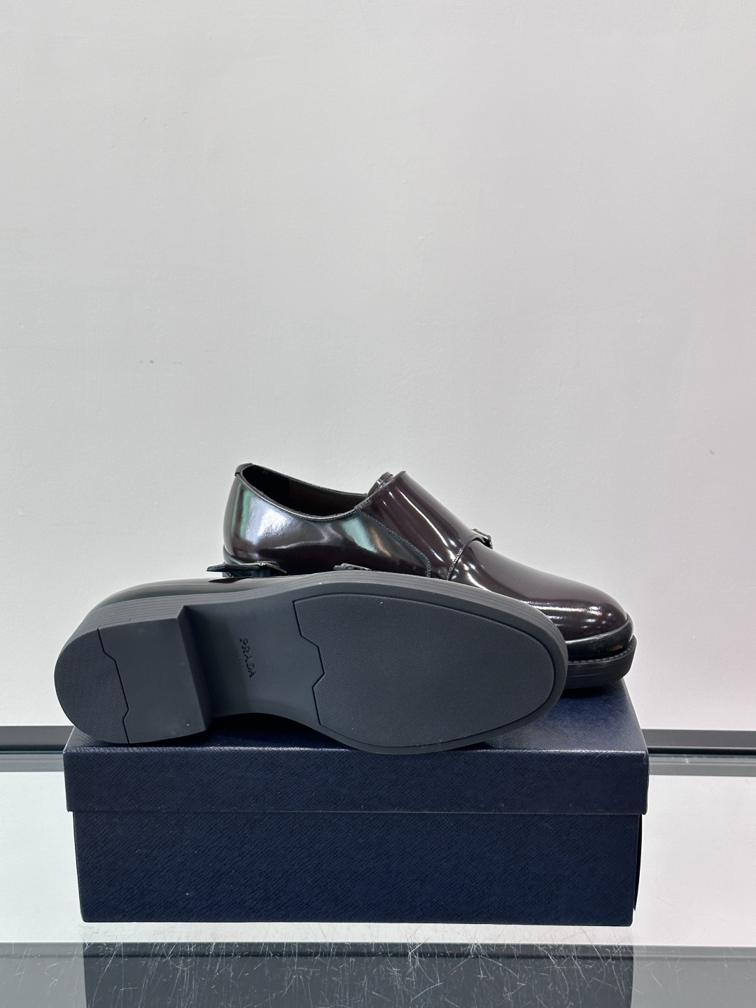 Prada双扣孟克皮鞋采用牛漆皮，光泽感满满，质感高级✨。标志性双扣带设计，金属扣件精致耐用，细节感十足