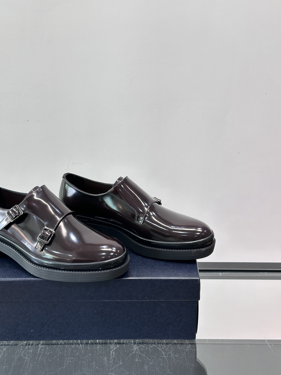 Prada双扣孟克皮鞋采用牛漆皮，光泽感满满，质感高级✨。标志性双扣带设计，金属扣件精致耐用，细节感十足