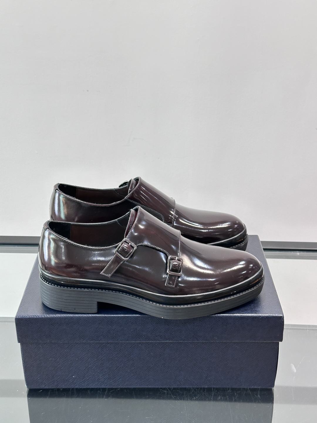 Prada双扣孟克皮鞋采用牛漆皮，光泽感满满，质感高级✨。标志性双扣带设计，金属扣件精致耐用，细节感十足