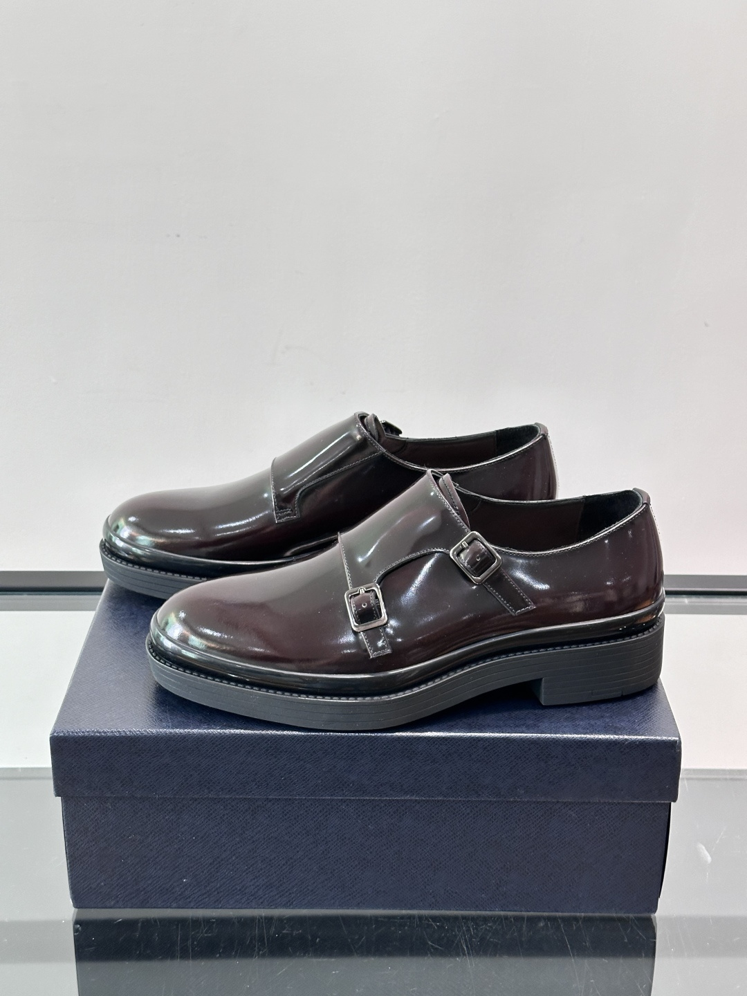 Prada双扣孟克皮鞋采用牛漆皮，光泽感满满，质感高级✨。标志性双扣带设计，金属扣件精致耐用，细节感十足