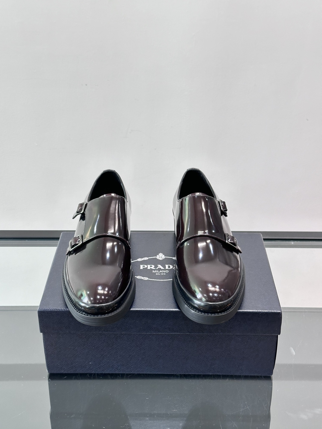 Prada双扣孟克皮鞋采用牛漆皮，光泽感满满，质感高级✨。标志性双扣带设计，金属扣件精致耐用，细节感十足