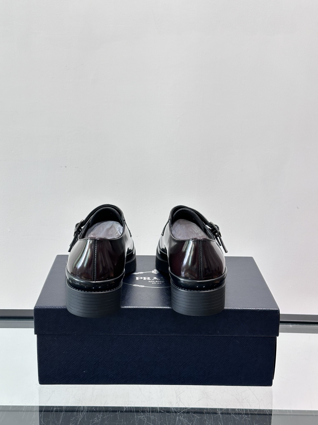 Prada双扣孟克皮鞋采用牛漆皮，光泽感满满，质感高级✨。标志性双扣带设计，金属扣件精致耐用，细节感十足