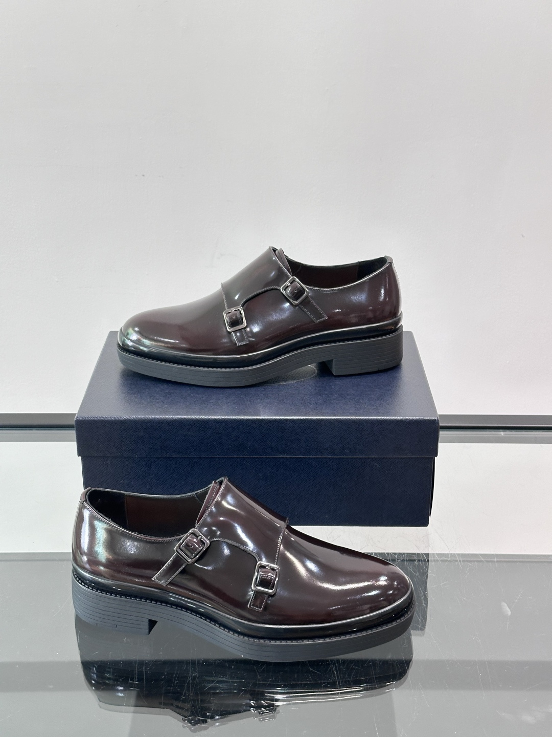 Prada双扣孟克皮鞋采用牛漆皮，光泽感满满，质感高级✨。标志性双扣带设计，金属扣件精致耐用，细节感十足
