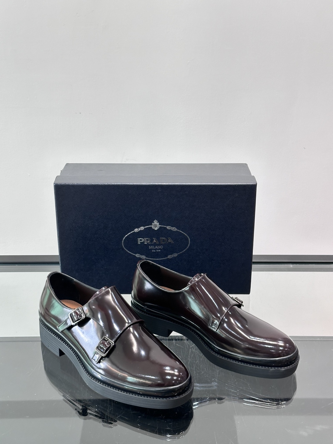 Prada双扣孟克皮鞋采用牛漆皮，光泽感满满，质感高级✨。标志性双扣带设计，金属扣件精致耐用，细节感十足