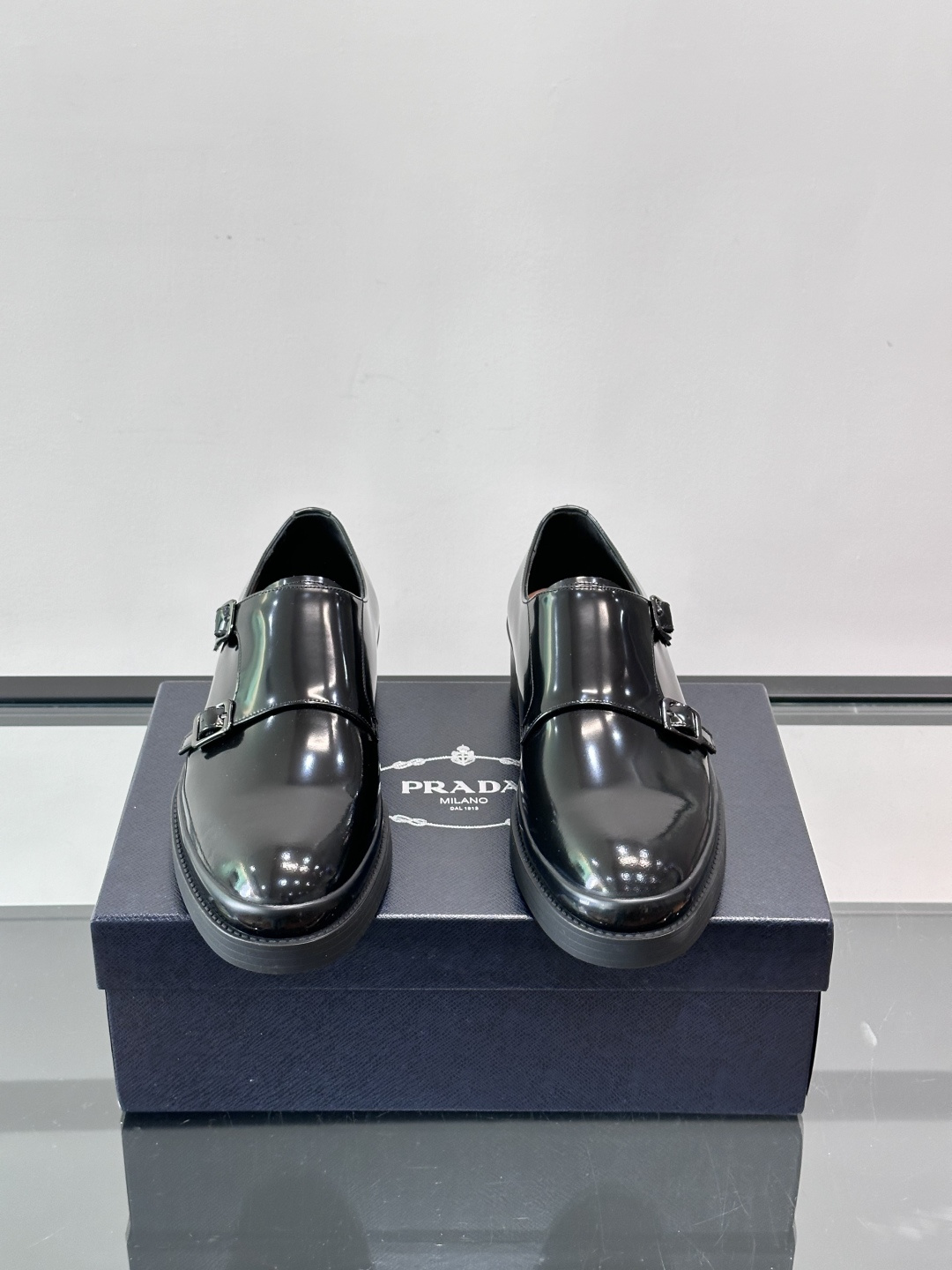 Prada双扣孟克皮鞋采用牛漆皮，光泽感满满，质感高级✨。标志性双扣带设计，金属扣件精致耐用，细节感十足