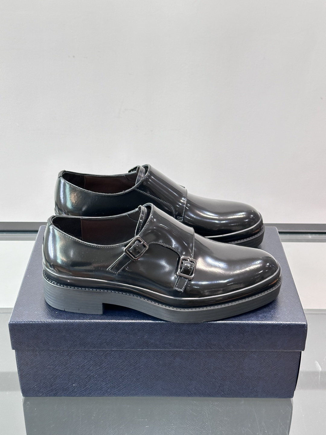 Prada双扣孟克皮鞋采用牛漆皮，光泽感满满，质感高级✨。标志性双扣带设计，金属扣件精致耐用，细节感十足