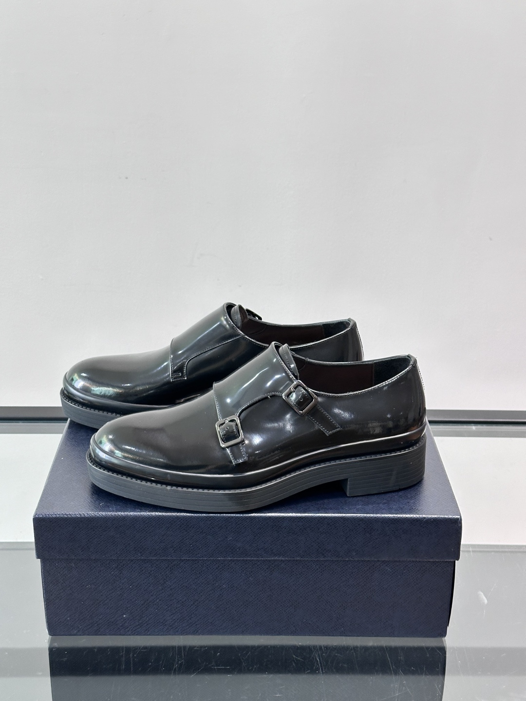 Prada双扣孟克皮鞋采用牛漆皮，光泽感满满，质感高级✨。标志性双扣带设计，金属扣件精致耐用，细节感十足