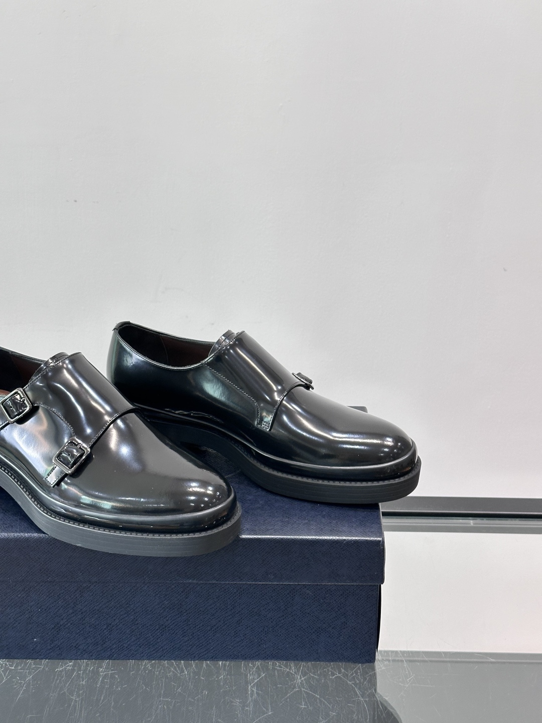 Prada双扣孟克皮鞋采用牛漆皮，光泽感满满，质感高级✨。标志性双扣带设计，金属扣件精致耐用，细节感十足