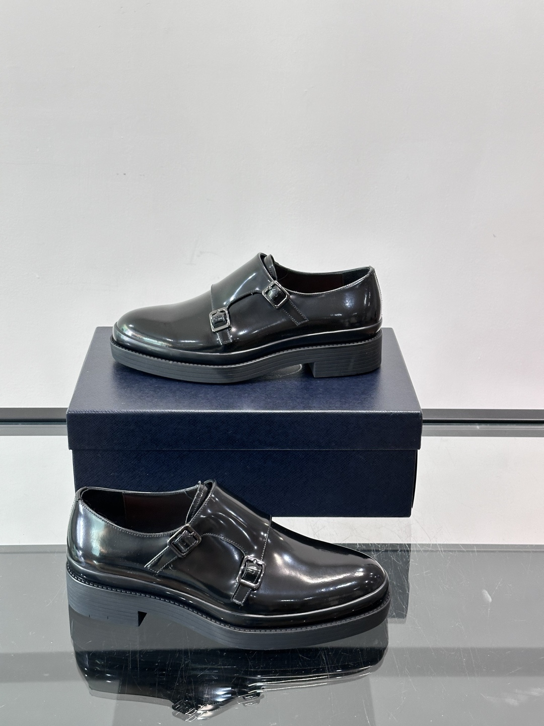 Prada双扣孟克皮鞋采用牛漆皮，光泽感满满，质感高级✨。标志性双扣带设计，金属扣件精致耐用，细节感十足