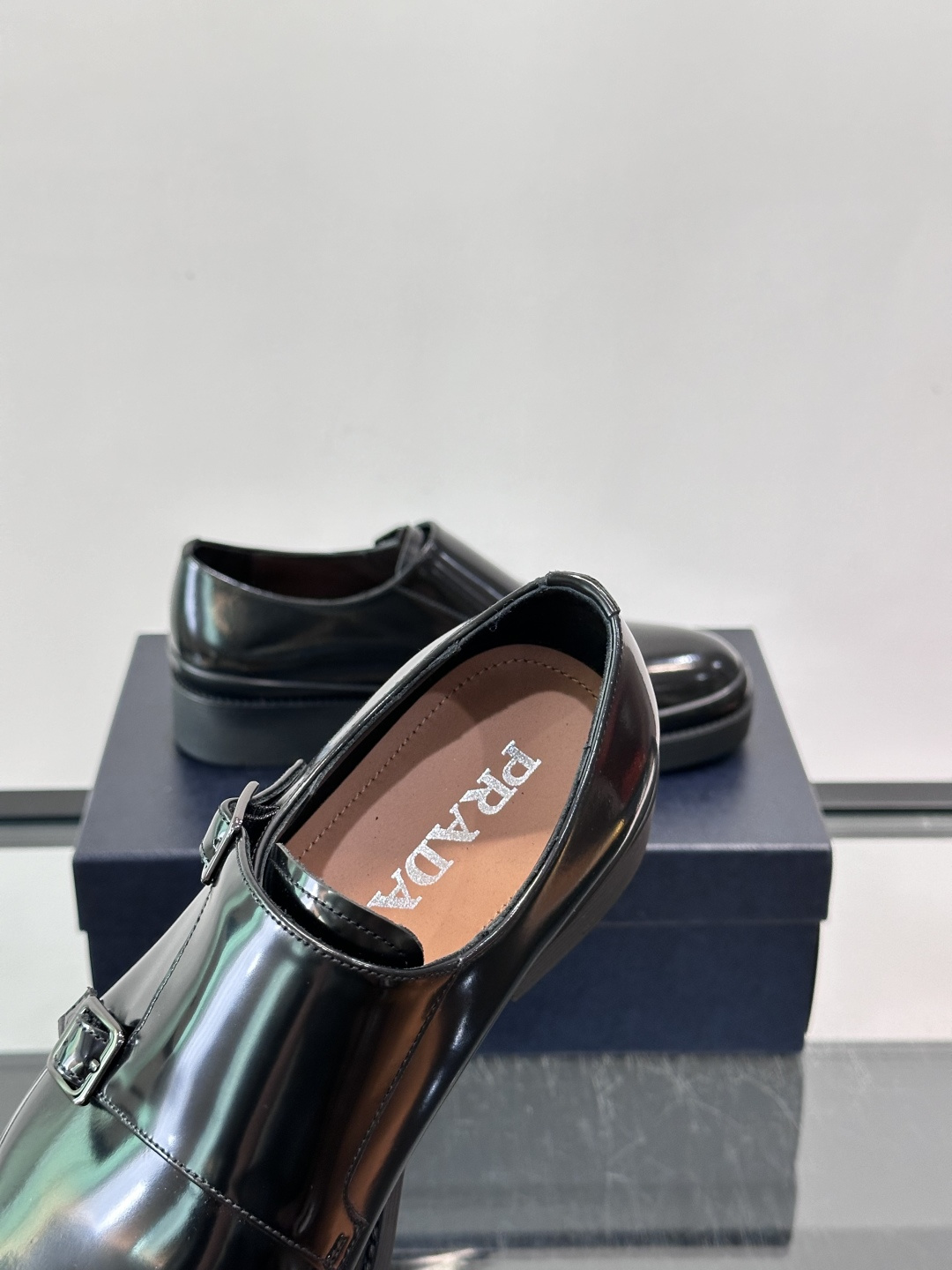 Prada双扣孟克皮鞋采用牛漆皮，光泽感满满，质感高级✨。标志性双扣带设计，金属扣件精致耐用，细节感十足