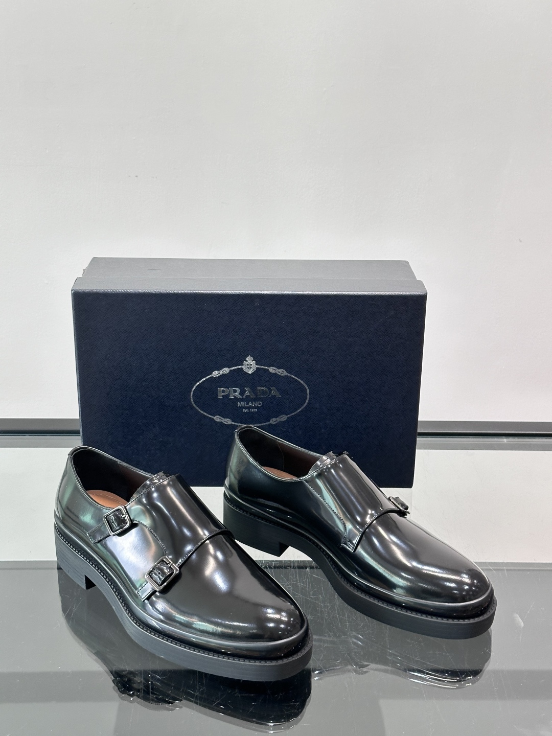 Prada双扣孟克皮鞋采用牛漆皮，光泽感满满，质感高级✨。标志性双扣带设计，金属扣件精致耐用，细节感十足