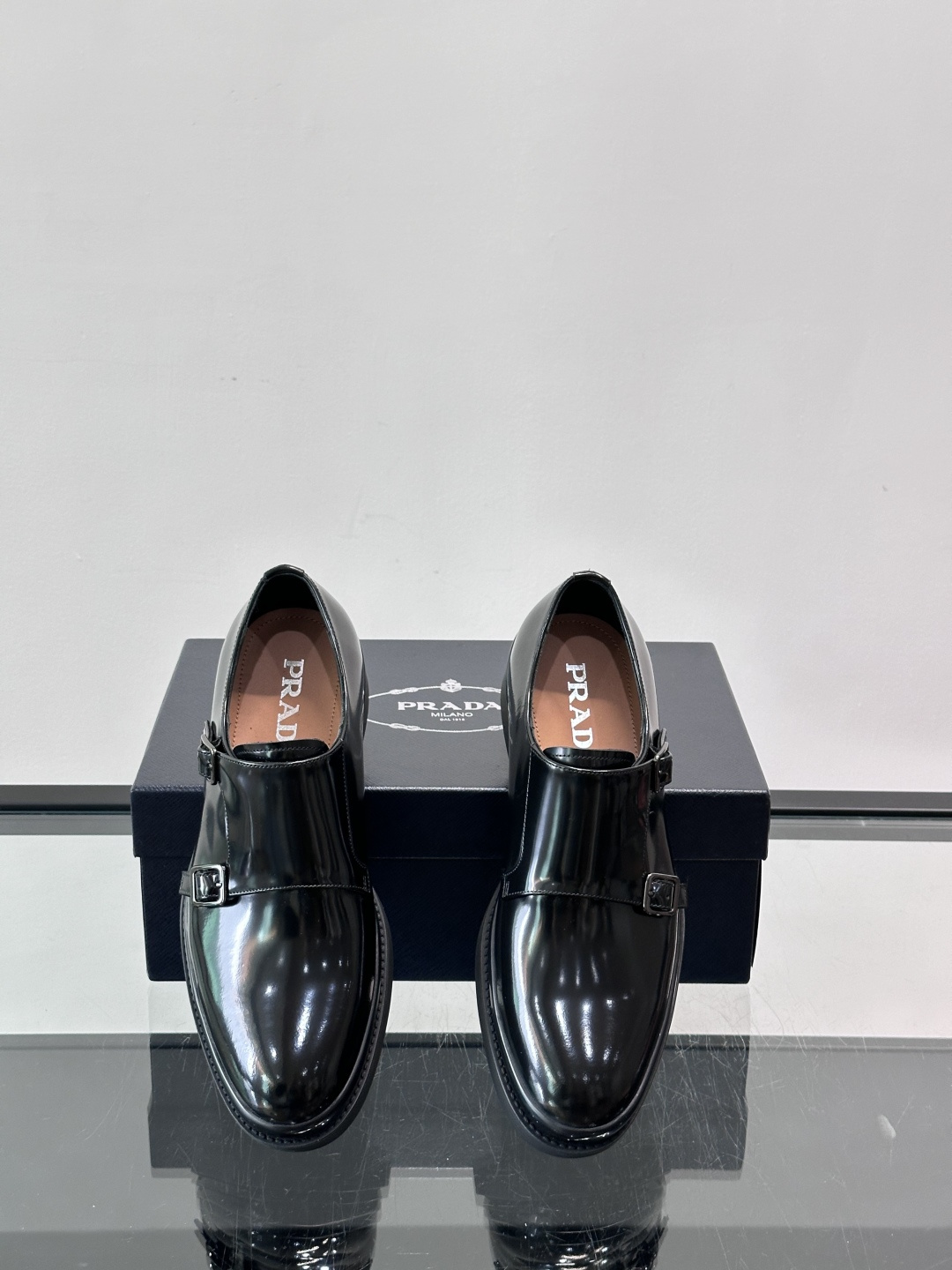 Prada双扣孟克皮鞋采用牛漆皮，光泽感满满，质感高级✨。标志性双扣带设计，金属扣件精致耐用，细节感十足