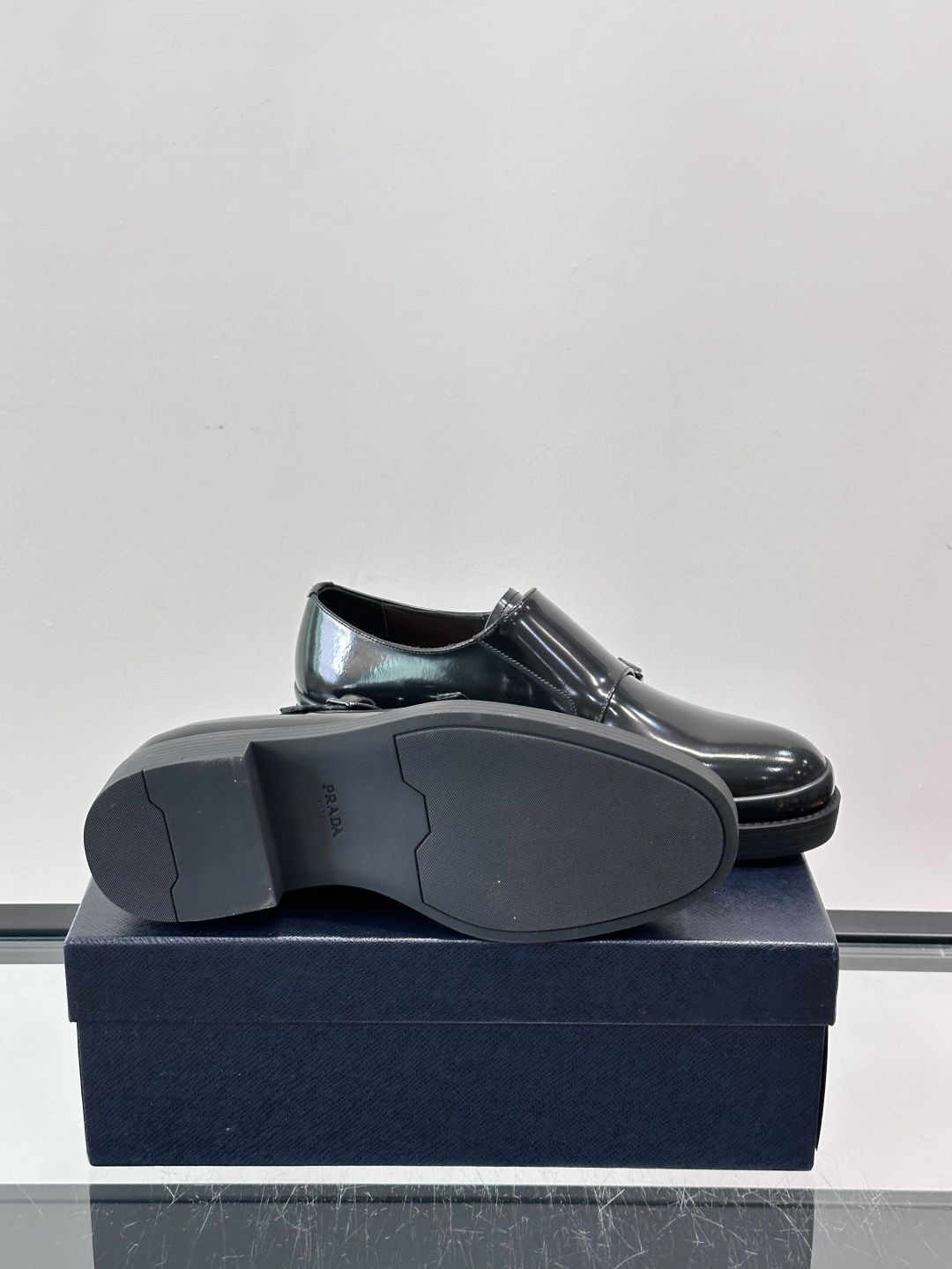 Prada双扣孟克皮鞋采用牛漆皮，光泽感满满，质感高级✨。标志性双扣带设计，金属扣件精致耐用，细节感十足