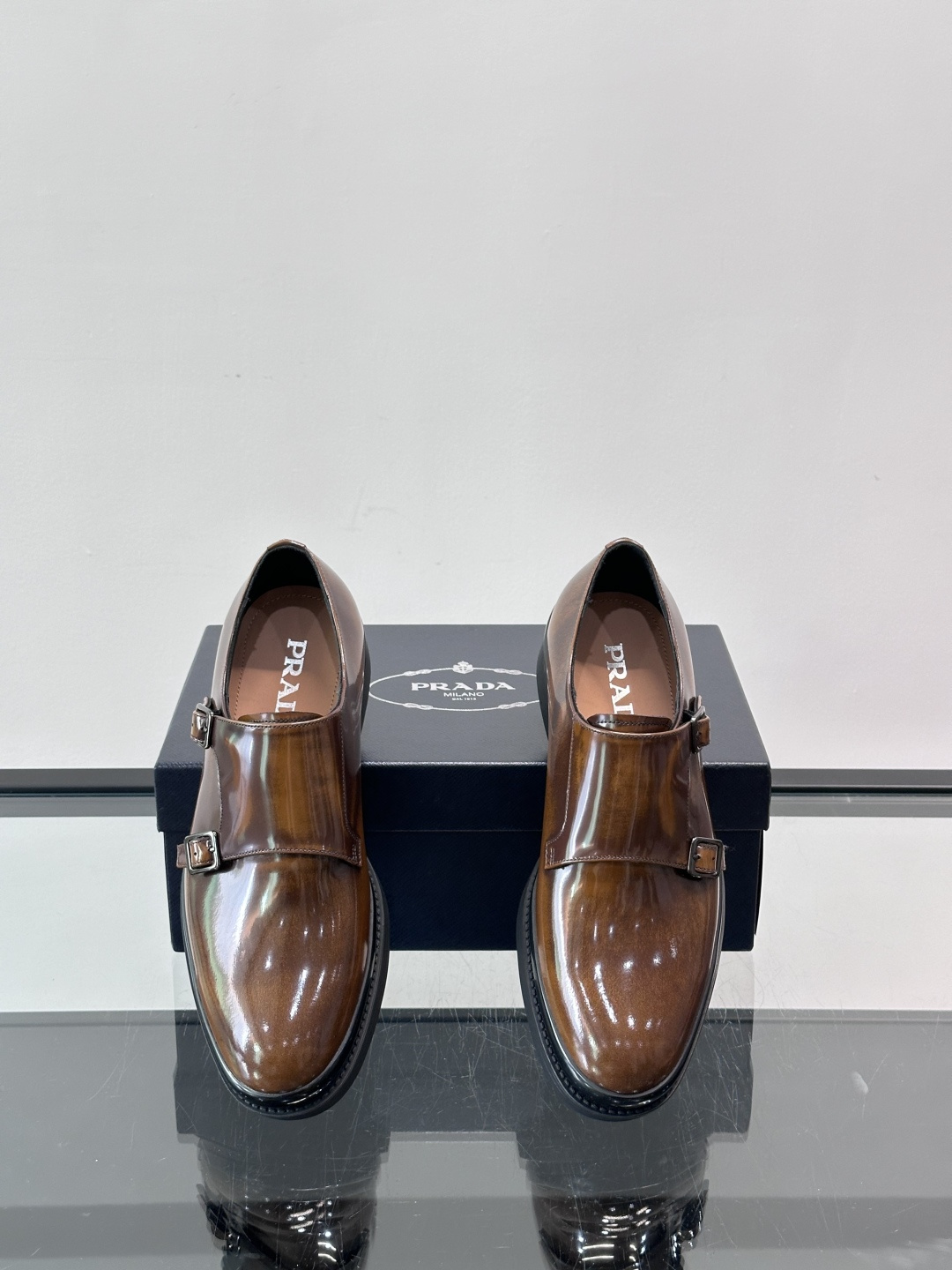 Prada双扣孟克皮鞋采用牛漆皮，光泽感满满，质感高级✨。标志性双扣带设计，金属扣件精致耐用，细节感十足