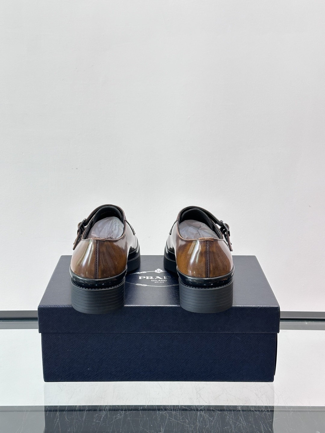 Prada双扣孟克皮鞋采用牛漆皮，光泽感满满，质感高级✨。标志性双扣带设计，金属扣件精致耐用，细节感十足
