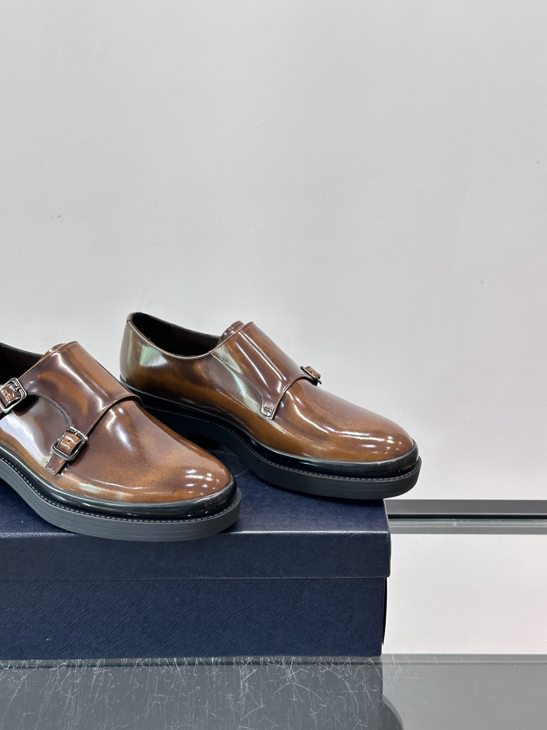 Prada双扣孟克皮鞋采用牛漆皮，光泽感满满，质感高级✨。标志性双扣带设计，金属扣件精致耐用，细节感十足