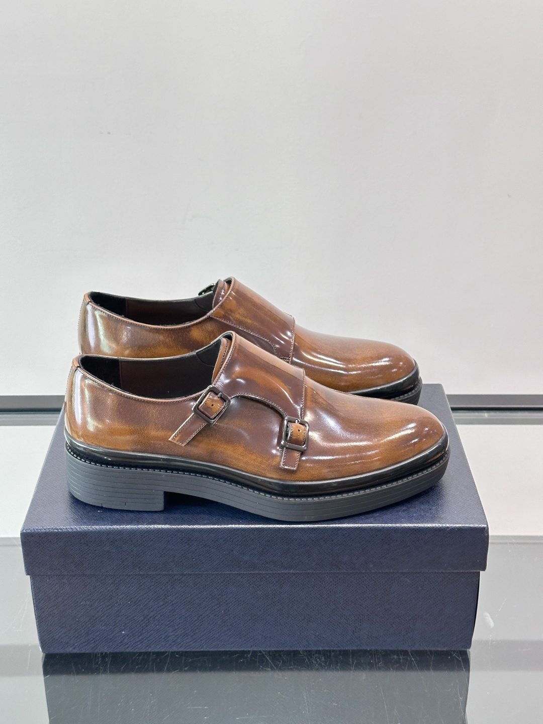 Prada双扣孟克皮鞋采用牛漆皮，光泽感满满，质感高级✨。标志性双扣带设计，金属扣件精致耐用，细节感十足