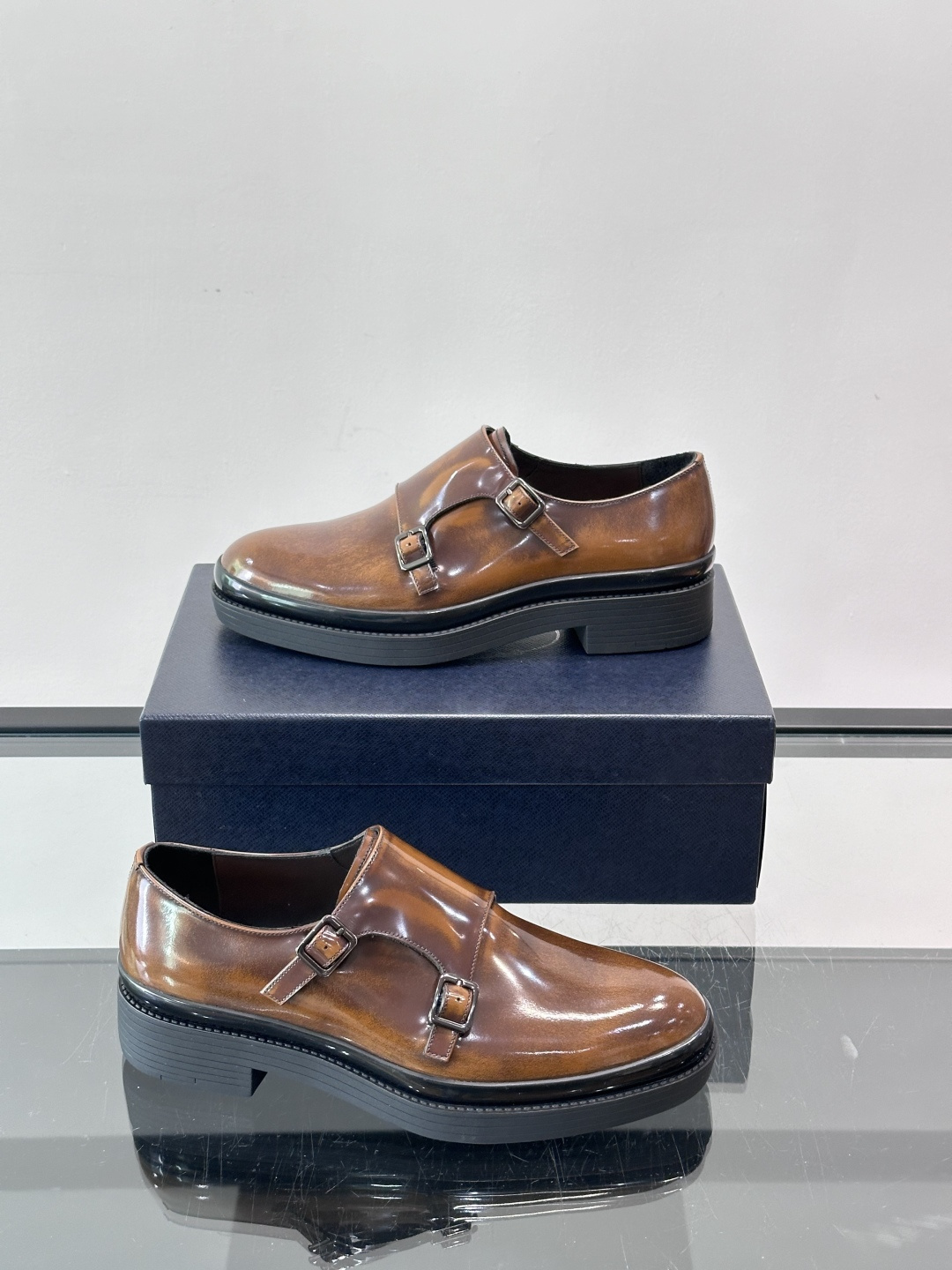 Prada双扣孟克皮鞋采用牛漆皮，光泽感满满，质感高级✨。标志性双扣带设计，金属扣件精致耐用，细节感十足