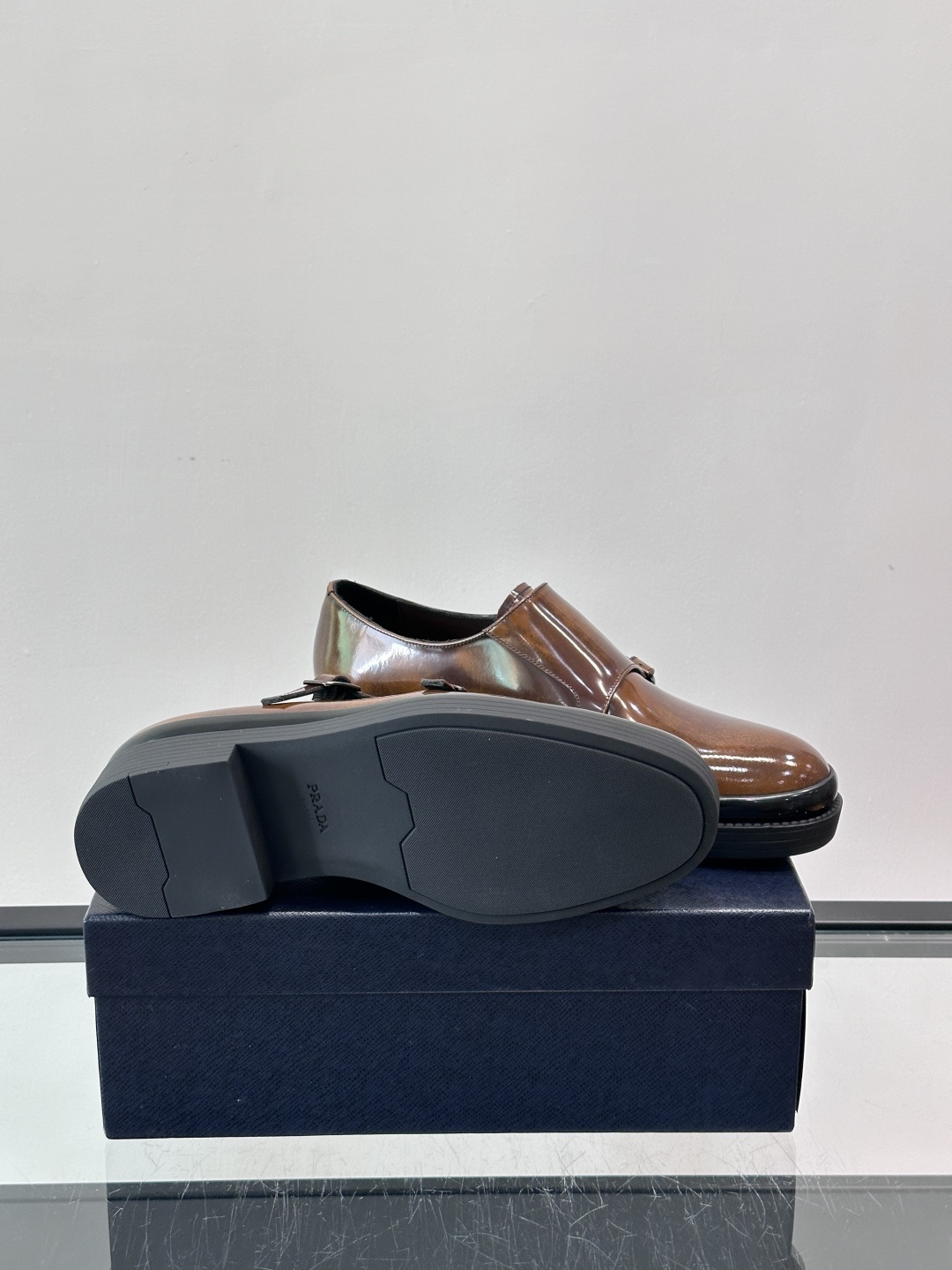 Prada双扣孟克皮鞋采用牛漆皮，光泽感满满，质感高级✨。标志性双扣带设计，金属扣件精致耐用，细节感十足