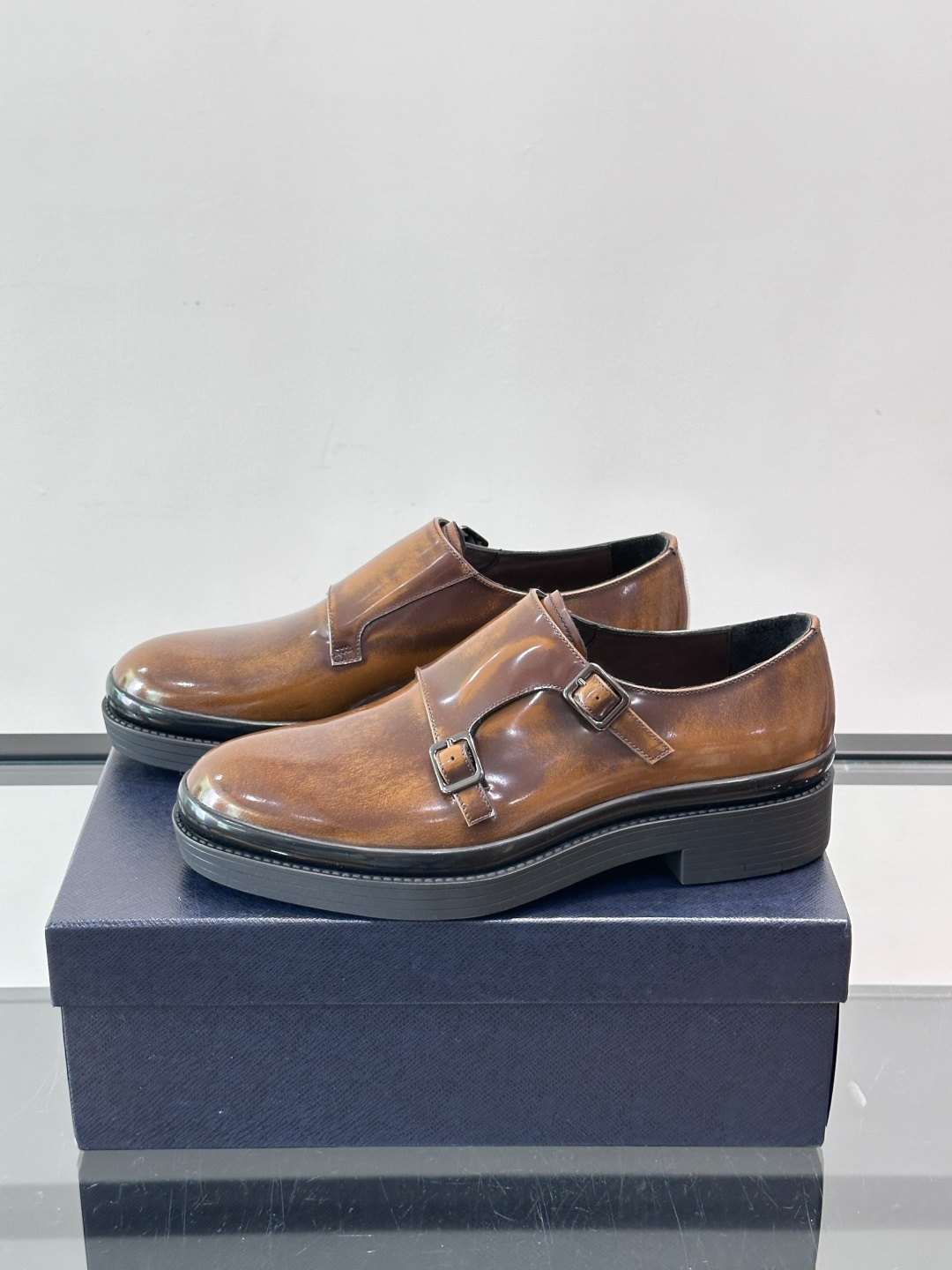 Prada双扣孟克皮鞋采用牛漆皮，光泽感满满，质感高级✨。标志性双扣带设计，金属扣件精致耐用，细节感十足