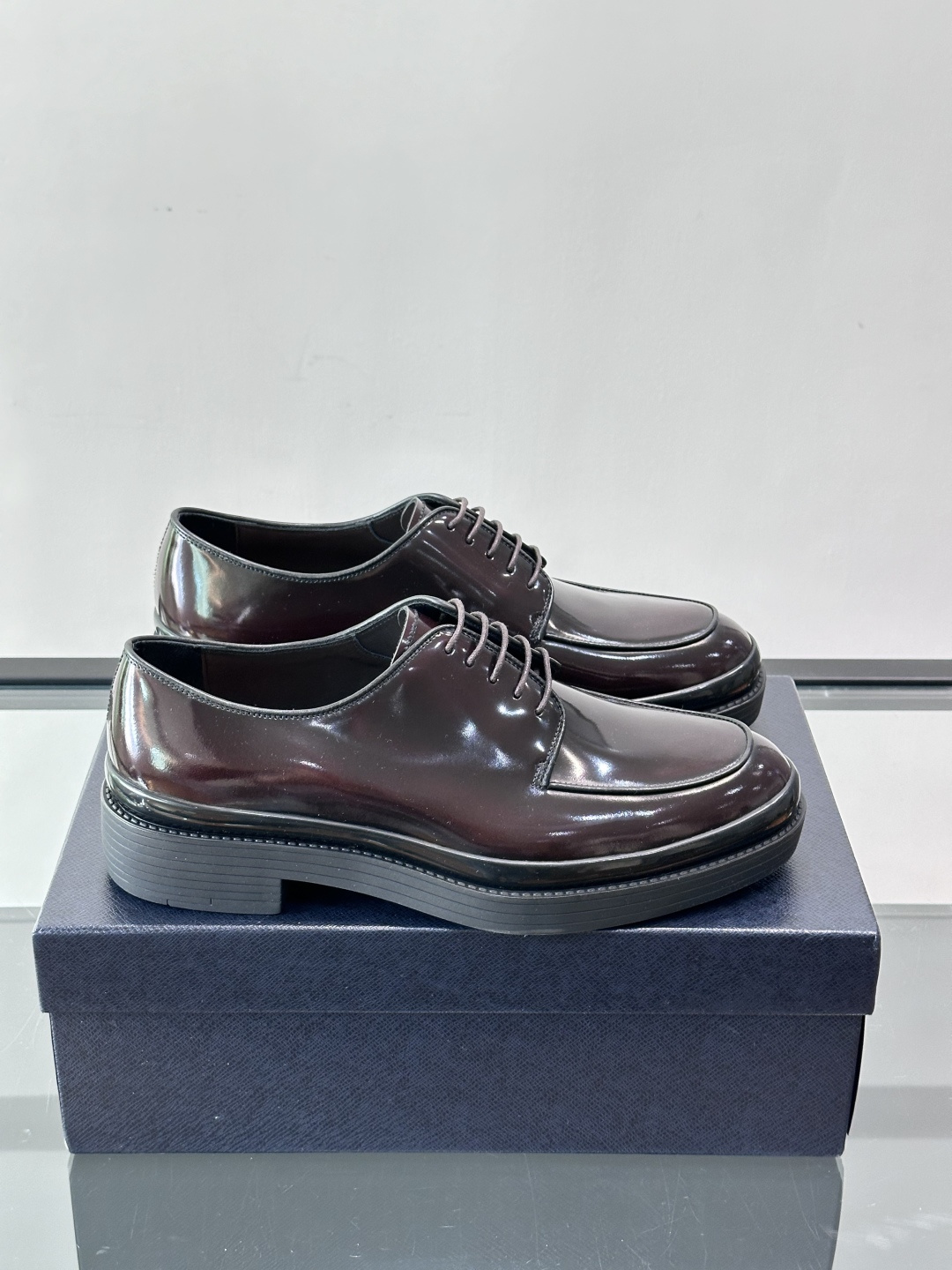 Prada皮鞋采用漆牛皮，光泽感满满，英伦德比设计+经典系带，复古又商务✨。厚底增高，穿着舒适，适合长时