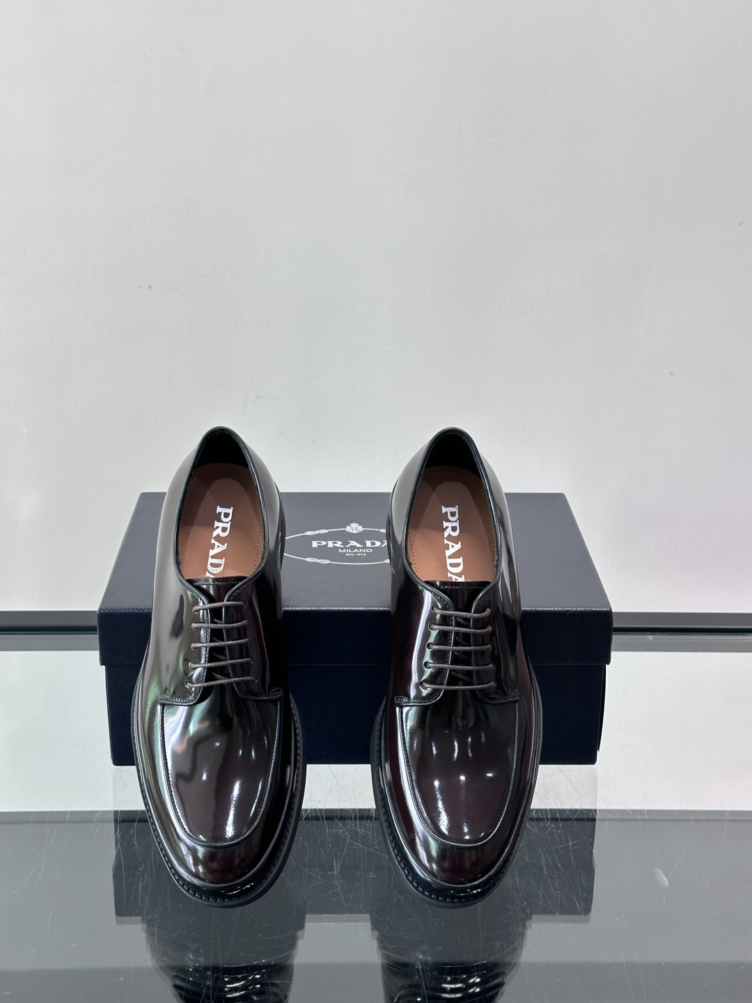 Prada皮鞋采用漆牛皮，光泽感满满，英伦德比设计+经典系带，复古又商务✨。厚底增高，穿着舒适，适合长时