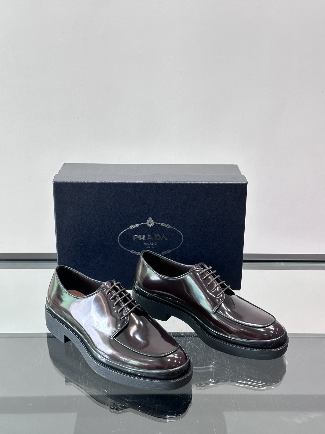 Prada皮鞋采用漆牛皮，光泽感满满，英伦德比设计+经典系带，复古又商务✨。厚底增高，穿着舒适，适合长时