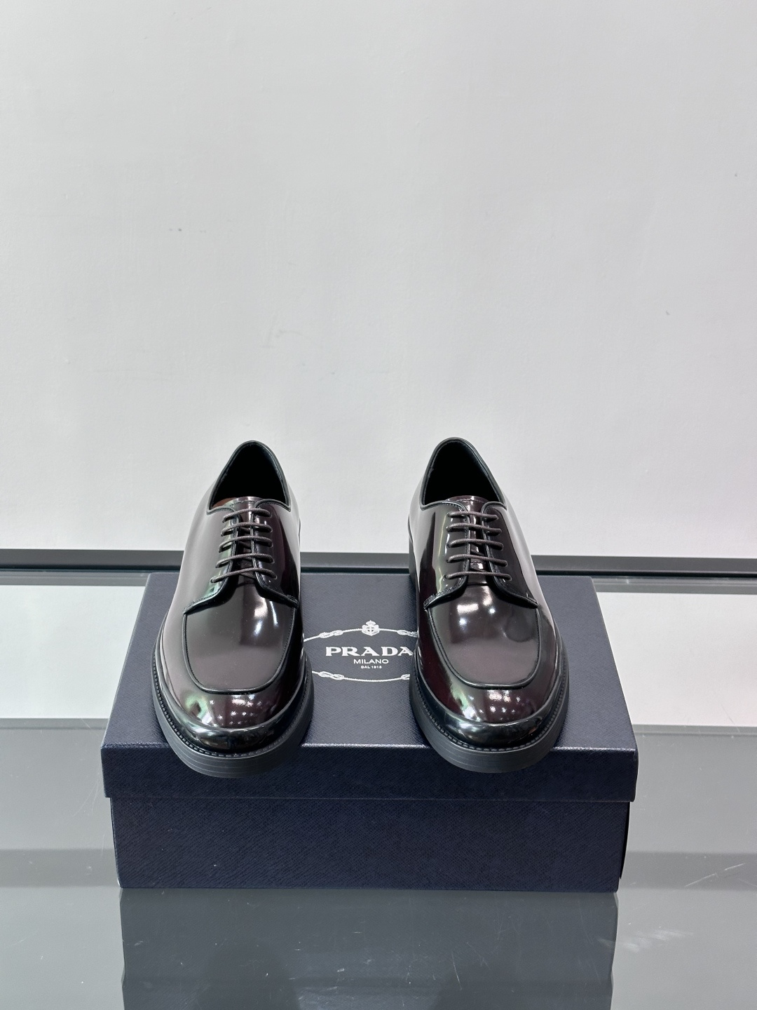 Prada皮鞋采用漆牛皮，光泽感满满，英伦德比设计+经典系带，复古又商务✨。厚底增高，穿着舒适，适合长时