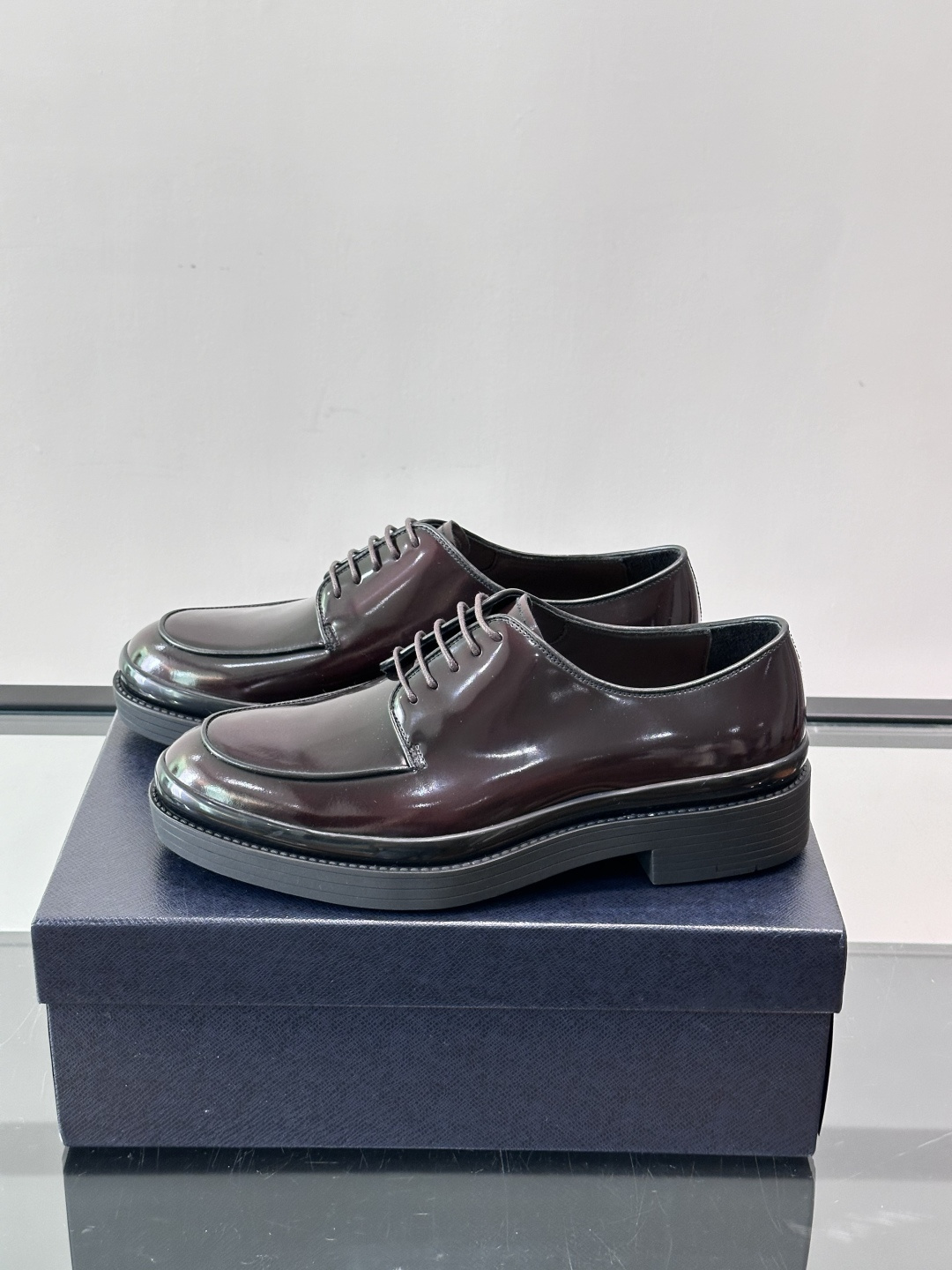 Prada皮鞋采用漆牛皮，光泽感满满，英伦德比设计+经典系带，复古又商务✨。厚底增高，穿着舒适，适合长时