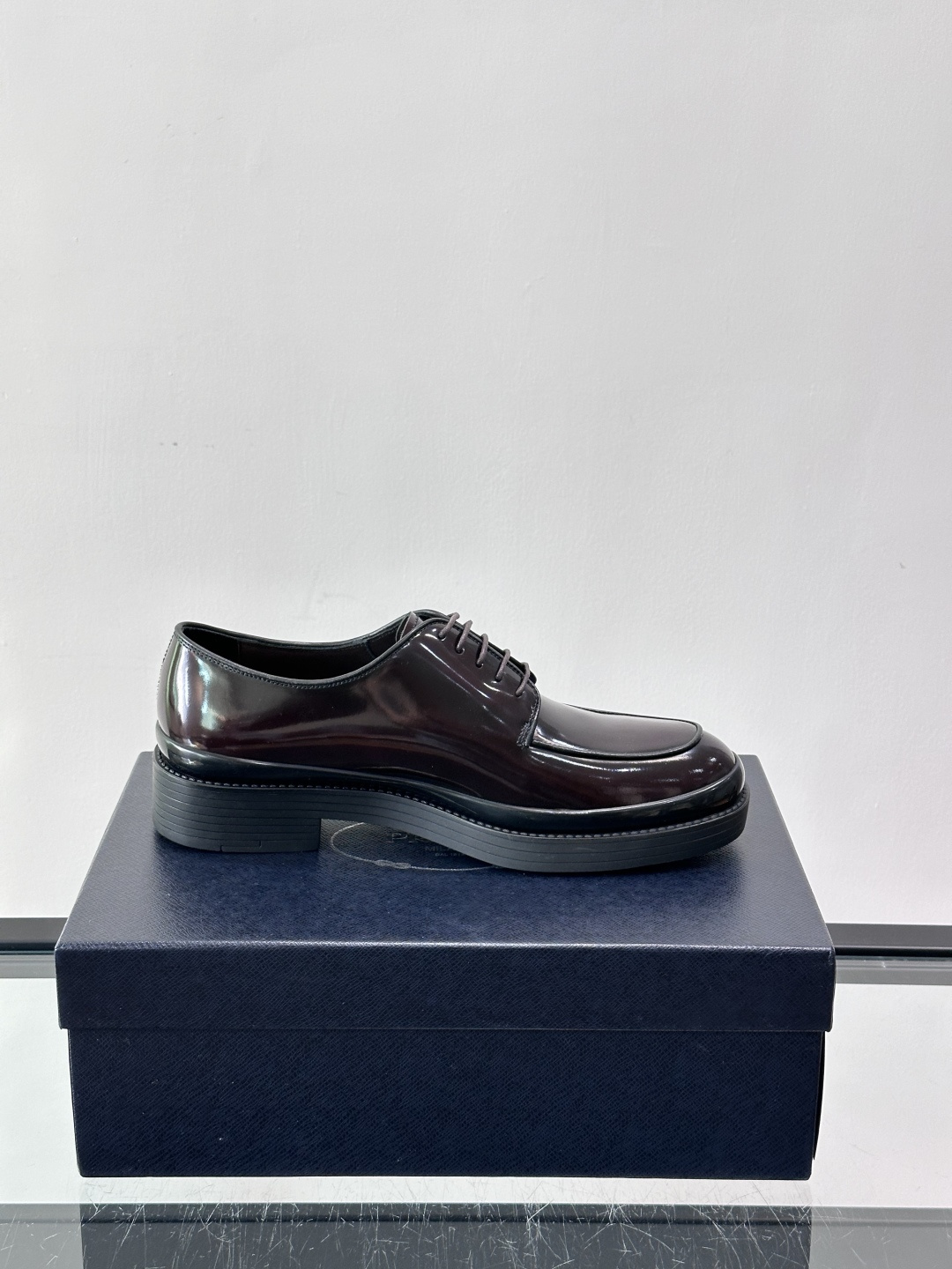 Prada皮鞋采用漆牛皮，光泽感满满，英伦德比设计+经典系带，复古又商务✨。厚底增高，穿着舒适，适合长时