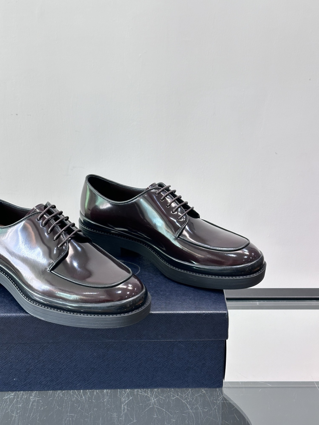 Prada皮鞋采用漆牛皮，光泽感满满，英伦德比设计+经典系带，复古又商务✨。厚底增高，穿着舒适，适合长时