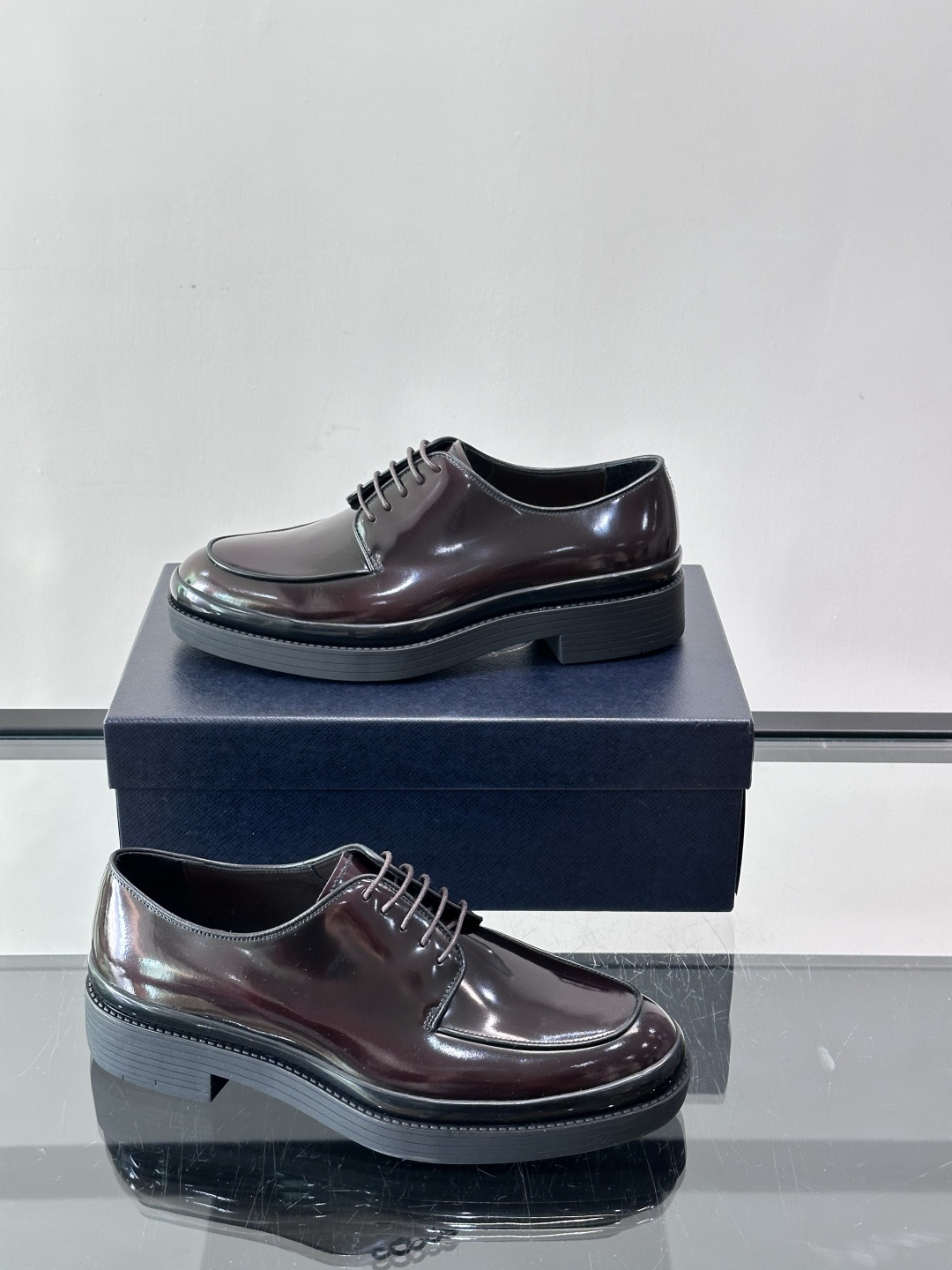 Prada皮鞋采用漆牛皮，光泽感满满，英伦德比设计+经典系带，复古又商务✨。厚底增高，穿着舒适，适合长时