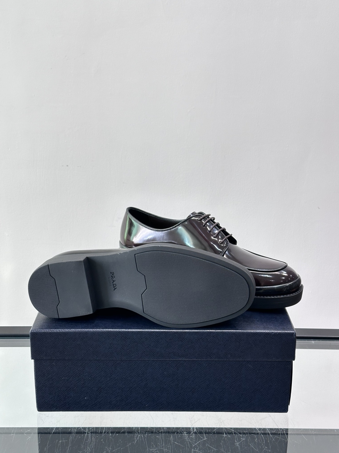 Prada皮鞋采用漆牛皮，光泽感满满，英伦德比设计+经典系带，复古又商务✨。厚底增高，穿着舒适，适合长时