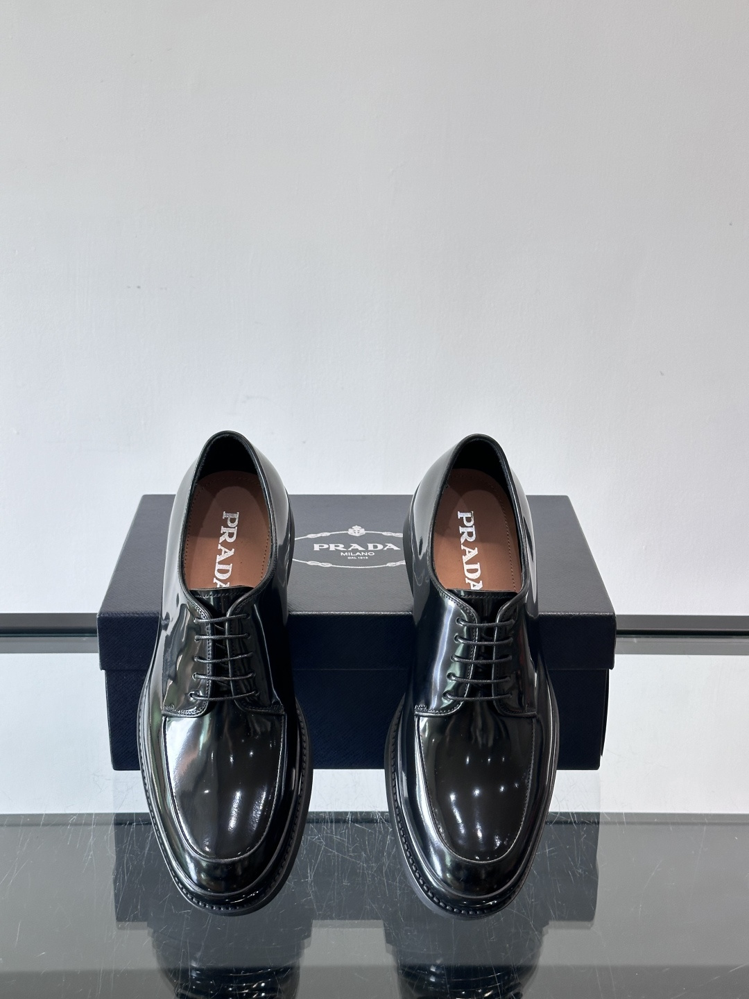 Prada皮鞋采用漆牛皮，光泽感满满，英伦德比设计+经典系带，复古又商务✨。厚底增高，穿着舒适，适合长时