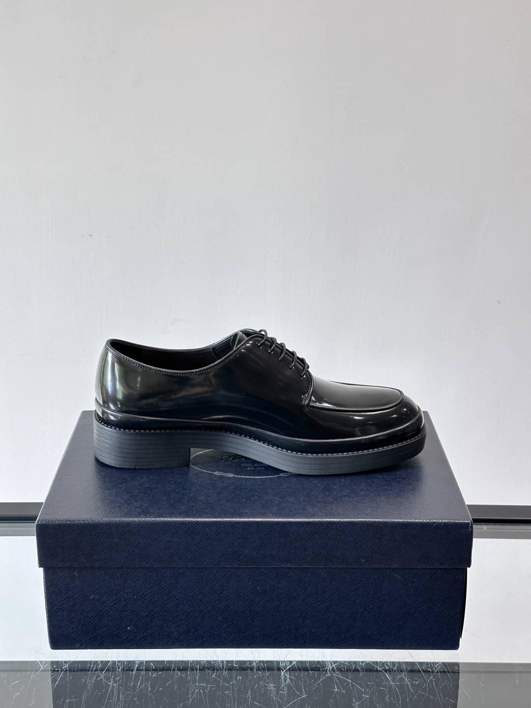 Prada皮鞋采用漆牛皮，光泽感满满，英伦德比设计+经典系带，复古又商务✨。厚底增高，穿着舒适，适合长时