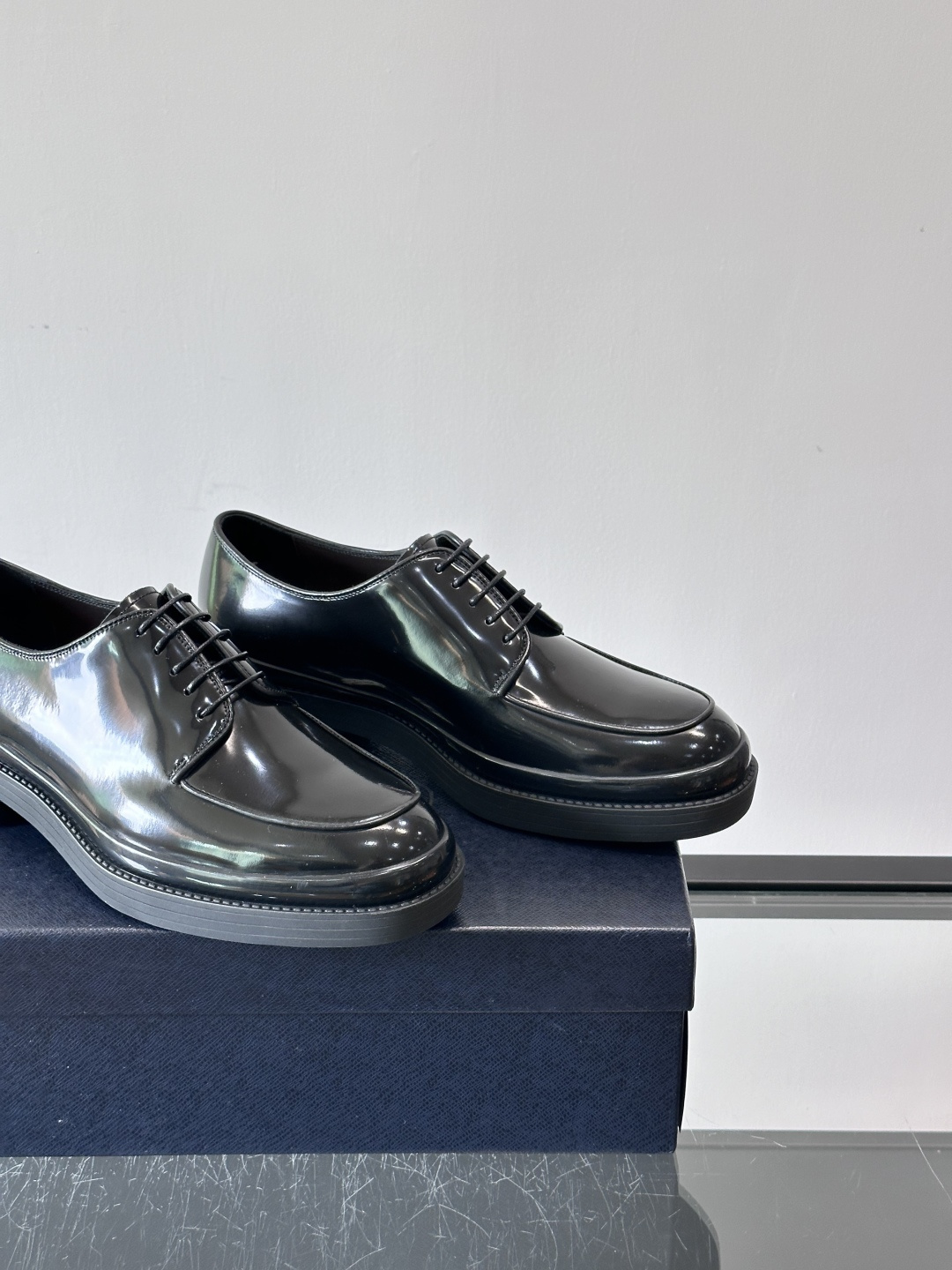 Prada皮鞋采用漆牛皮，光泽感满满，英伦德比设计+经典系带，复古又商务✨。厚底增高，穿着舒适，适合长时