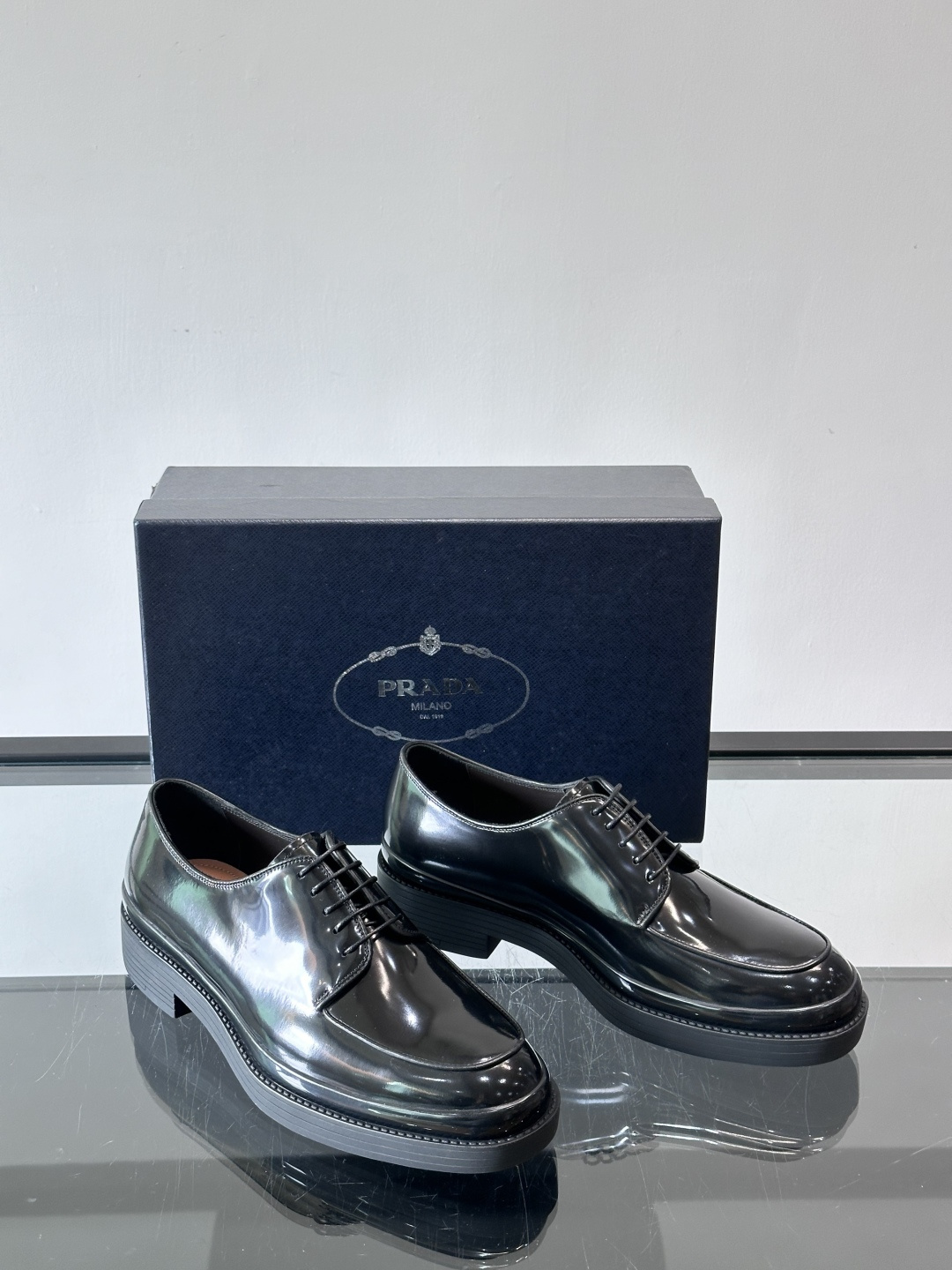 Prada皮鞋采用漆牛皮，光泽感满满，英伦德比设计+经典系带，复古又商务✨。厚底增高，穿着舒适，适合长时