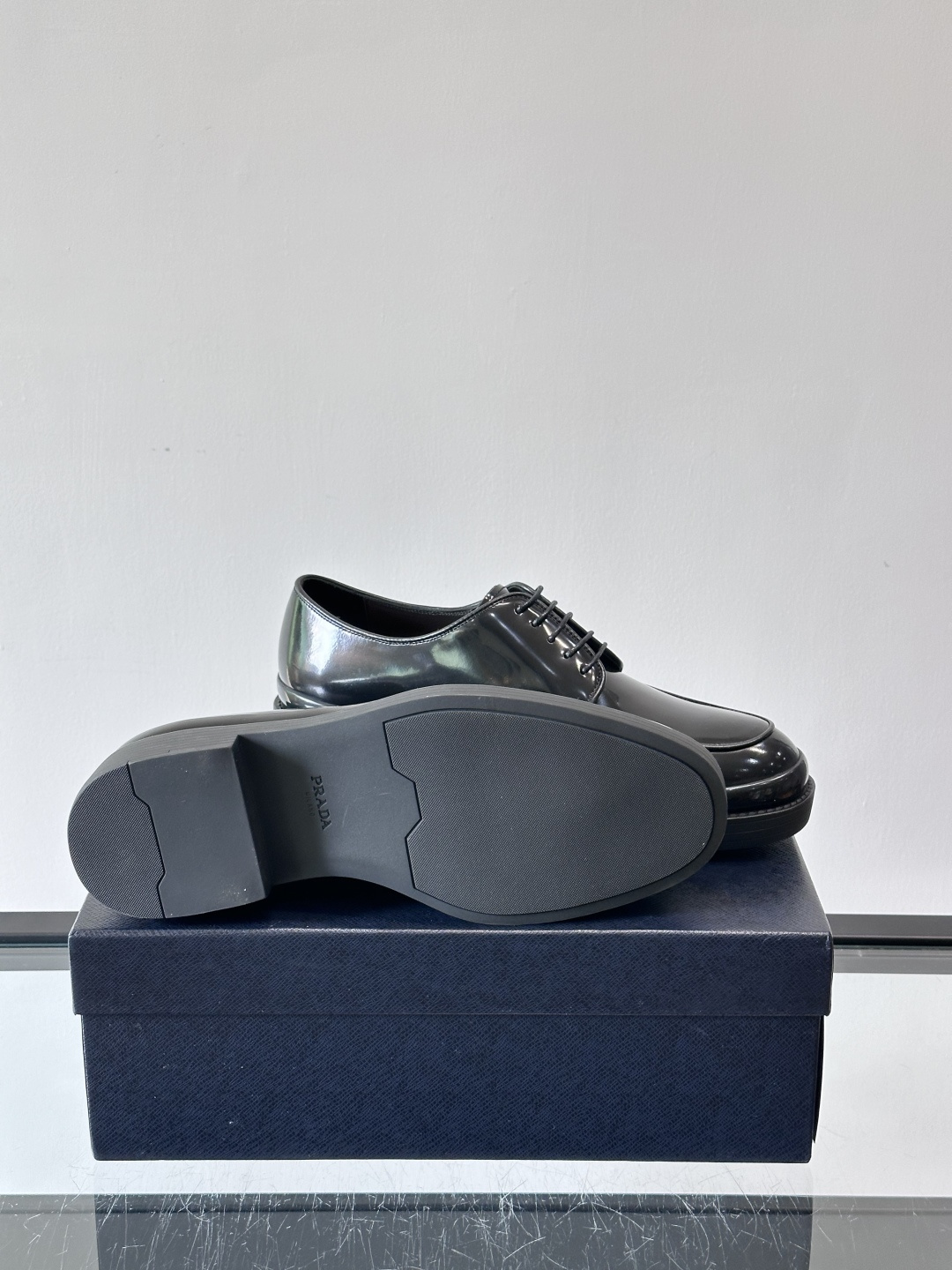 Prada皮鞋采用漆牛皮，光泽感满满，英伦德比设计+经典系带，复古又商务✨。厚底增高，穿着舒适，适合长时