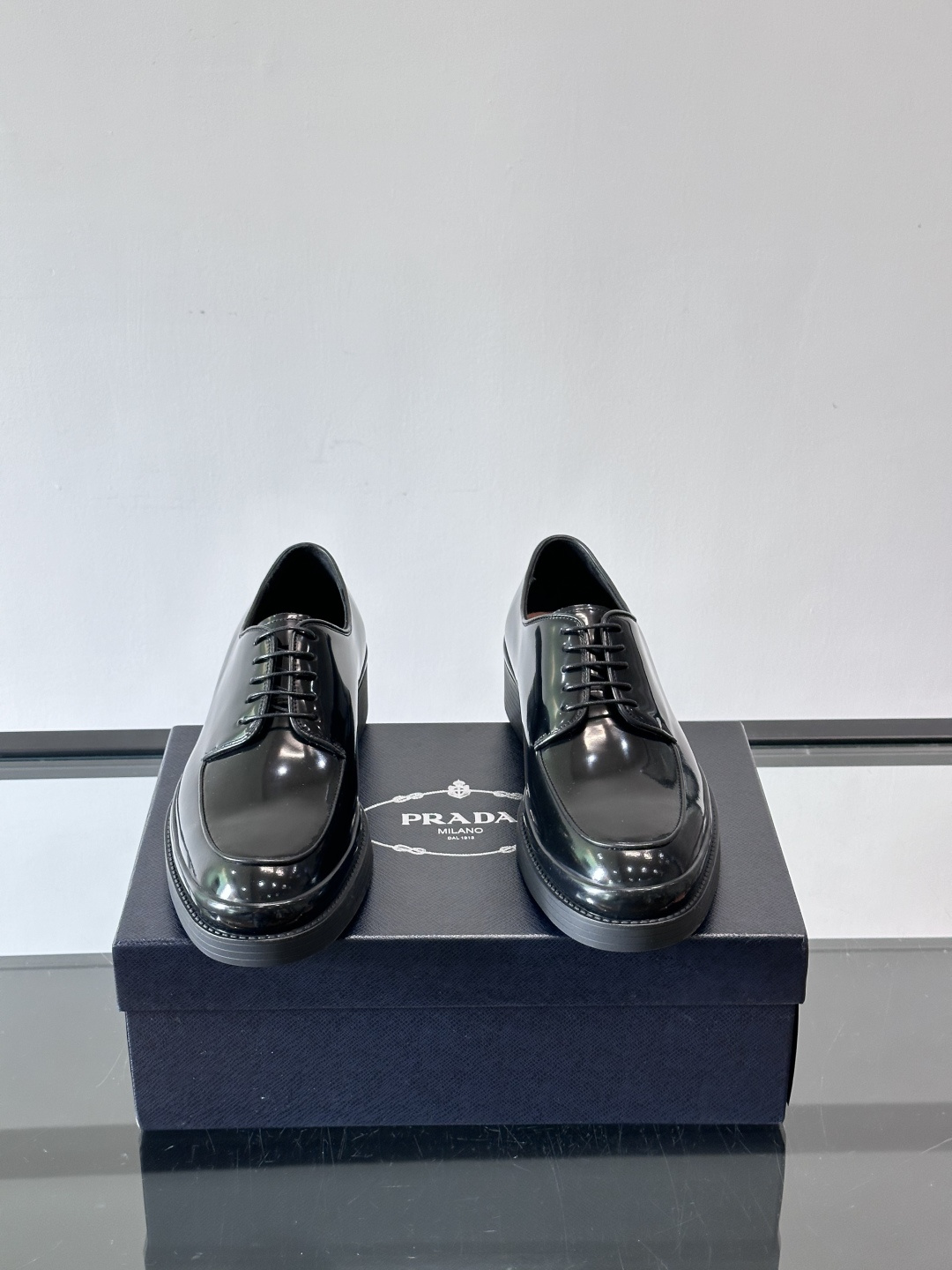 Prada皮鞋采用漆牛皮，光泽感满满，英伦德比设计+经典系带，复古又商务✨。厚底增高，穿着舒适，适合长时