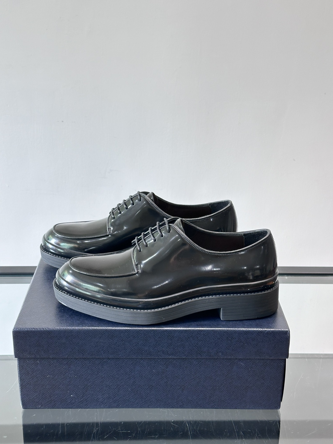 Prada皮鞋采用漆牛皮，光泽感满满，英伦德比设计+经典系带，复古又商务✨。厚底增高，穿着舒适，适合长时