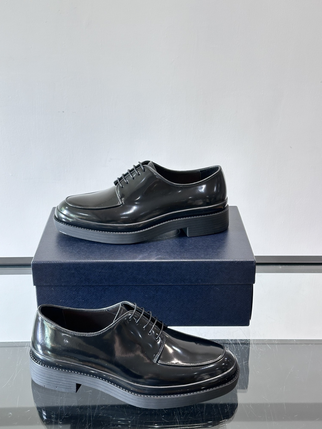 Prada皮鞋采用漆牛皮，光泽感满满，英伦德比设计+经典系带，复古又商务✨。厚底增高，穿着舒适，适合长时