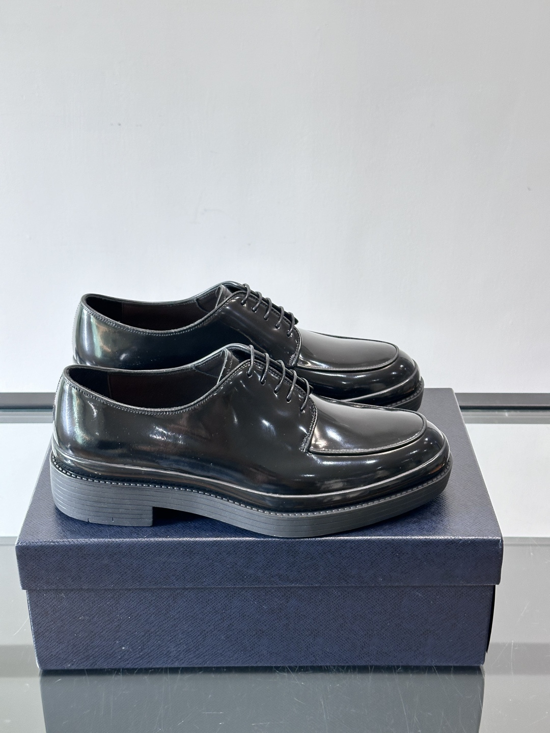 NO:575634,Prada leather shoes are made of patent cowhide, full of luster, British Derby design + classic laces, retro and business. The thick soles are increased, comfortable to wear, suitable for long commutes or formal occasions. The rubber soles are non-slip and wear-resistant, and they are OK with suits or casual wear. They can be easily controlled by newcomers and business people in the workplace, practical and enhance their temperament., size38-44 (customized at 38.45.46), Prada leather shoes, prada, prada, business suit, cowhide19860909Prada皮鞋采用漆牛皮,光泽感满满,英伦德比设计+经典系带,复古又商务.厚底增高,穿着舒适,适合长时间通勤或正式场合.橡胶鞋底防滑耐磨,搭配西装或休闲装都很OK,职场新人和商务人士都能轻松驾驭,实用又提升气质. ,size38-44（38.45.46定制）,普拉达 皮鞋,prada,prada,business suit,cowhide,Men's shoes