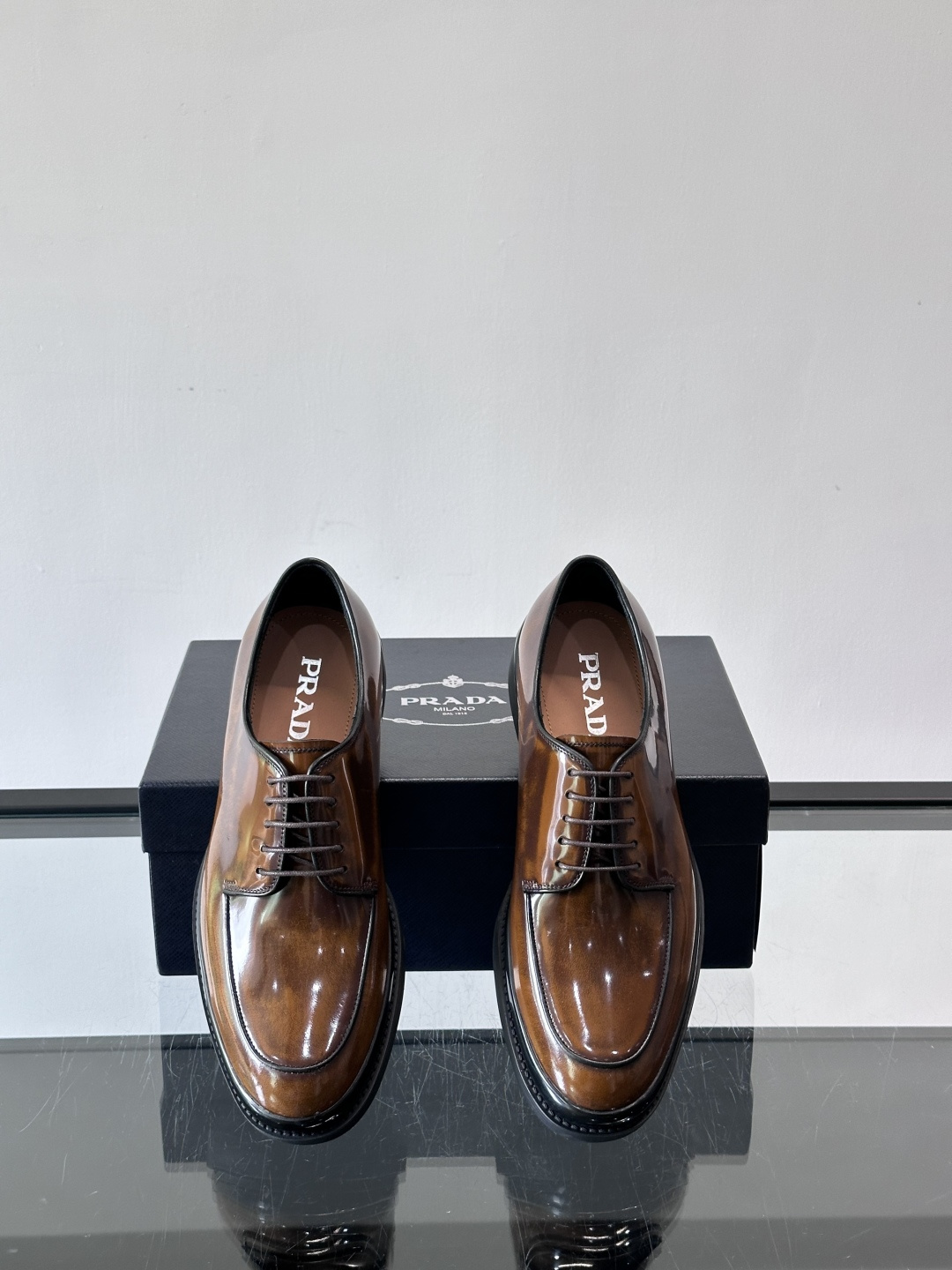 Prada皮鞋采用漆牛皮，光泽感满满，英伦德比设计+经典系带，复古又商务✨。厚底增高，穿着舒适，适合长时