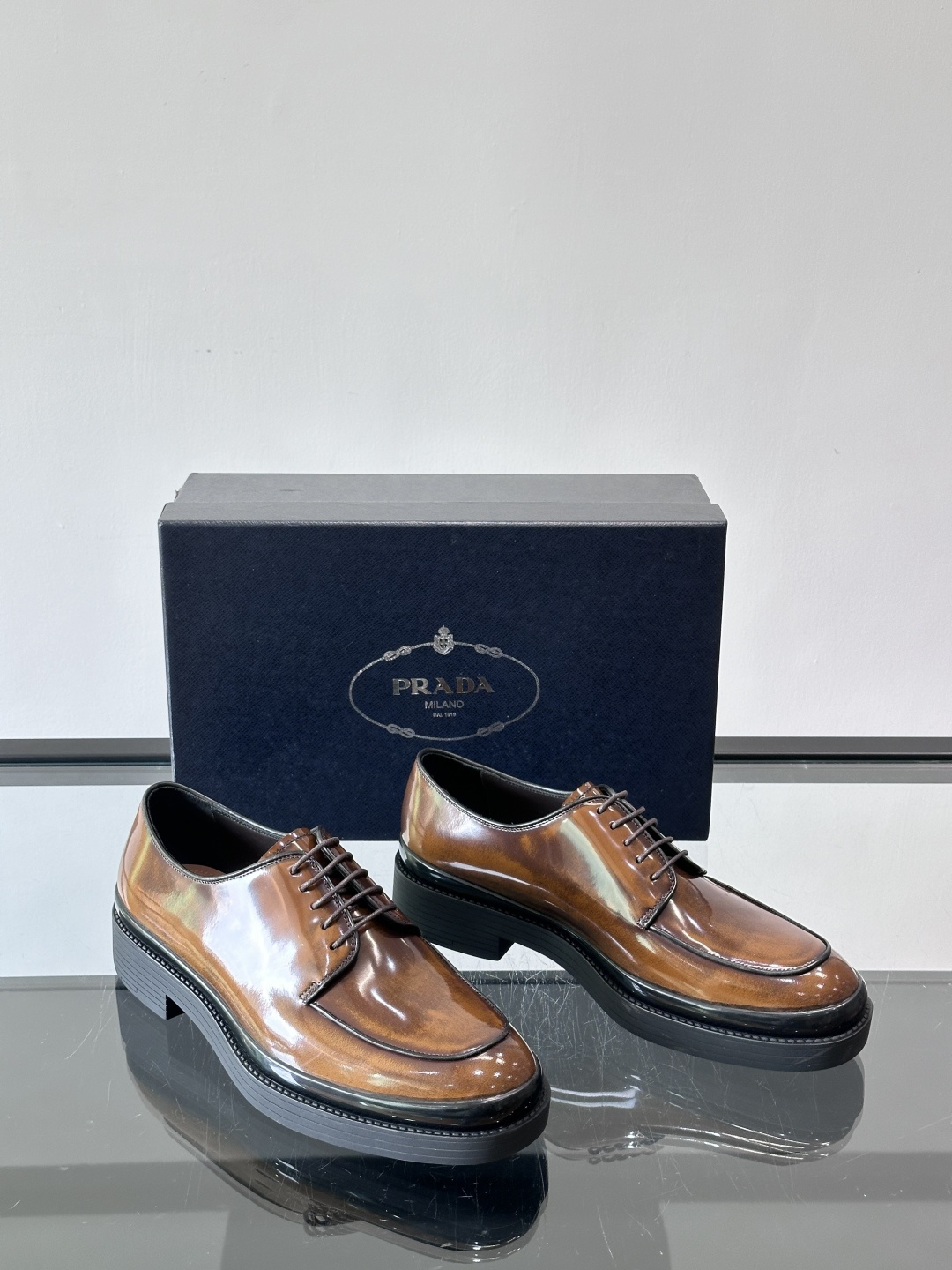 Prada皮鞋采用漆牛皮，光泽感满满，英伦德比设计+经典系带，复古又商务✨。厚底增高，穿着舒适，适合长时